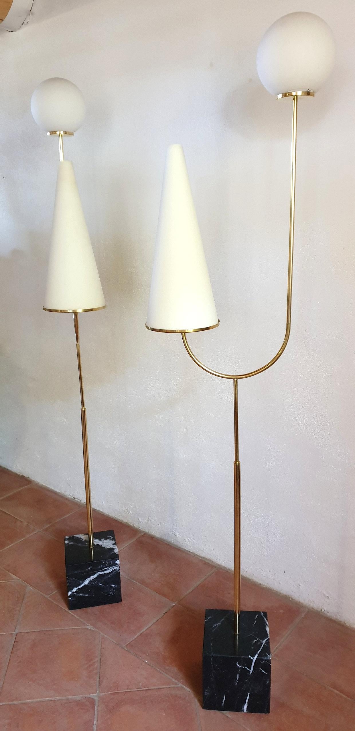 Zwei große Stehlampen aus Marmor, Messing und Glas aus der Mitte des Jahrhunderts, Italien, 1960er Jahre (Moderne der Mitte des Jahrhunderts)