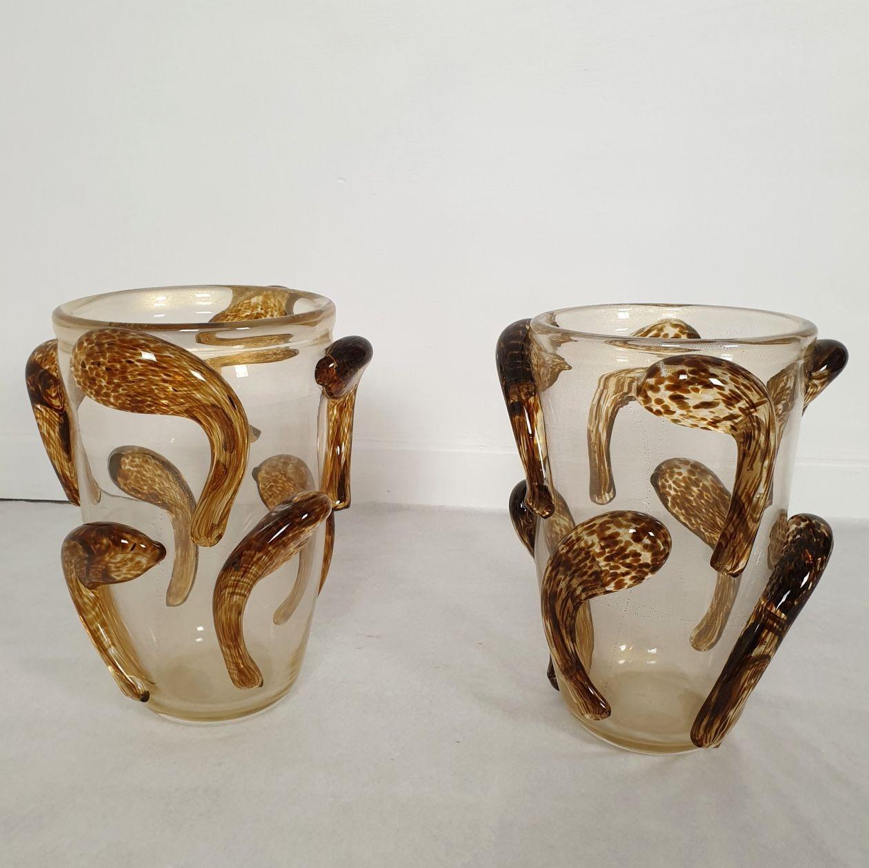 Paar Vasen aus Murano-Glas aus der Mitte des Jahrhunderts, Seguso, Italien, 1980er Jahre.
Das Paar großer Vasen ist handgefertigt - ein klarer Sockel mit dicken braunen und goldenen Braunglasdekorationen.
Die unregelmäßigen Ornamente haben eine Art