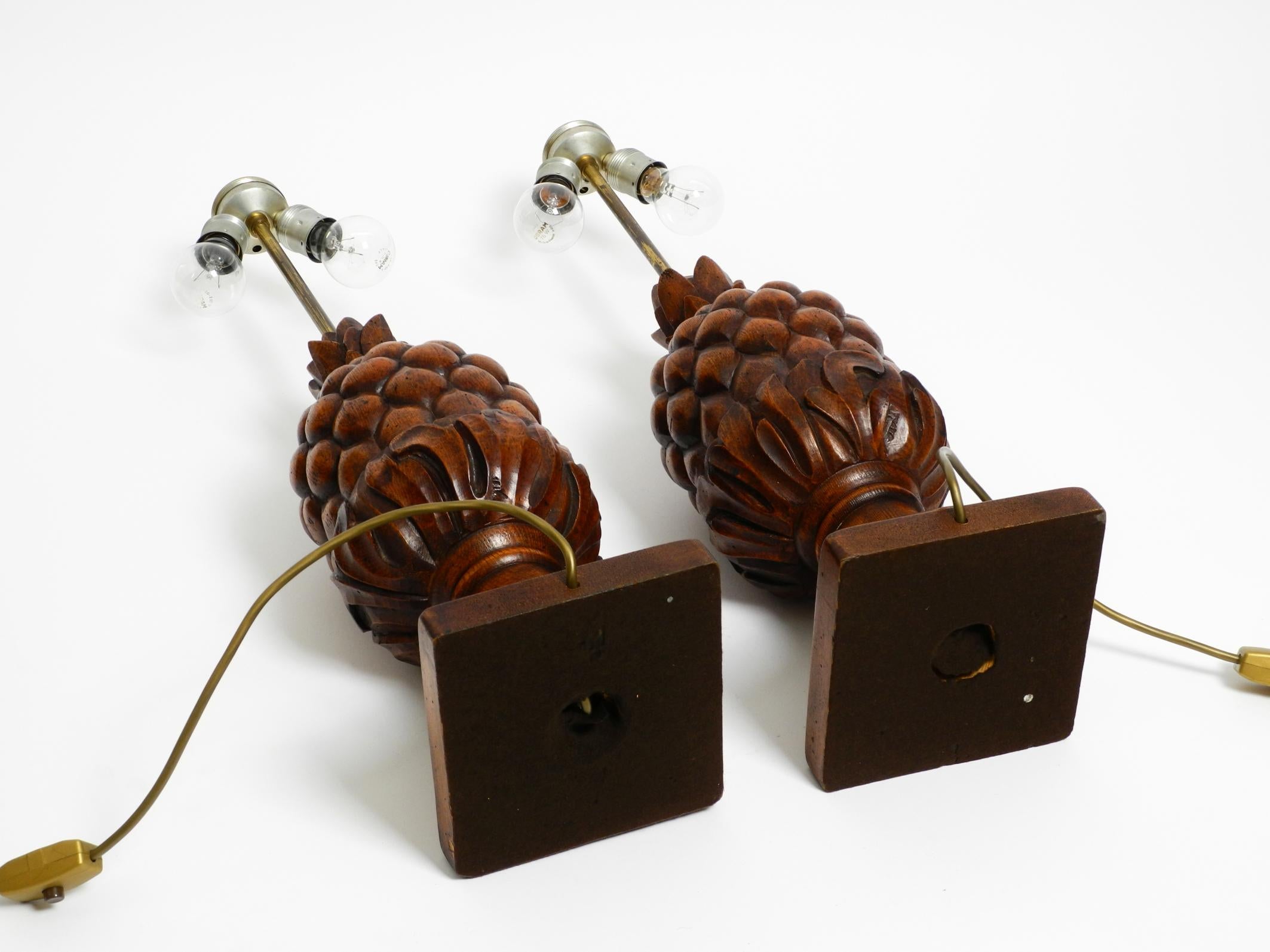Pair of large Mid Century Modern Pineapple table lamps made of stained pinewood en vente 4