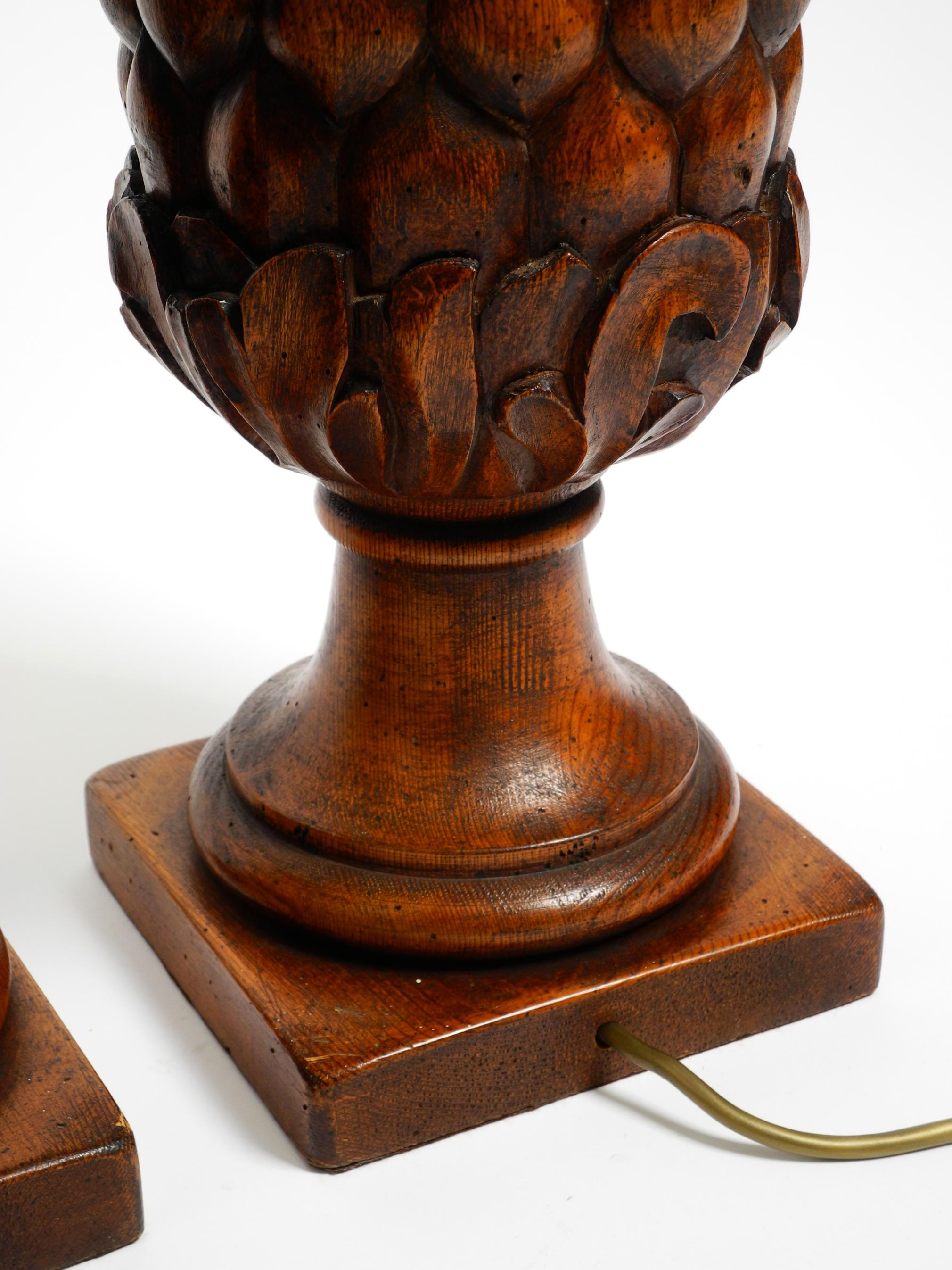 Pair of large Mid Century Modern Pineapple table lamps made of stained pinewood en vente 11