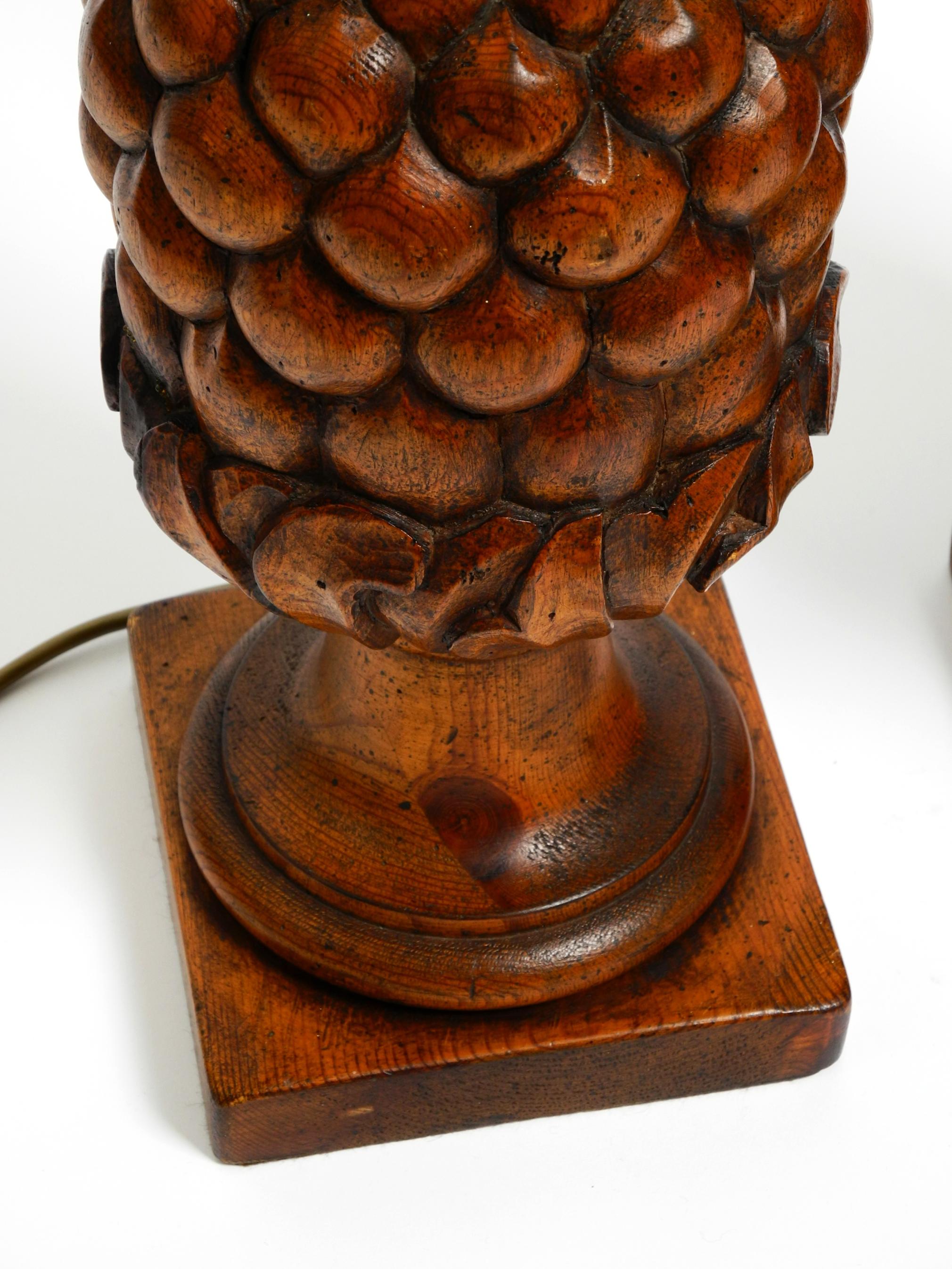 Pair of large Mid Century Modern Pineapple table lamps made of stained pinewood en vente 13