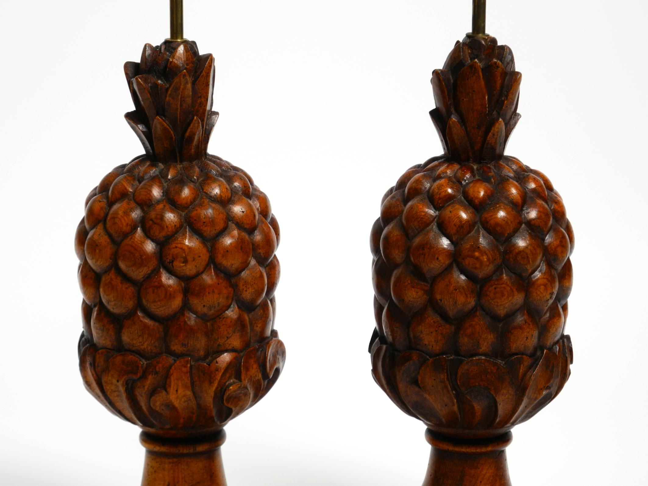 Pair of large Mid Century Modern Pineapple table lamps made of stained pinewood en vente 14