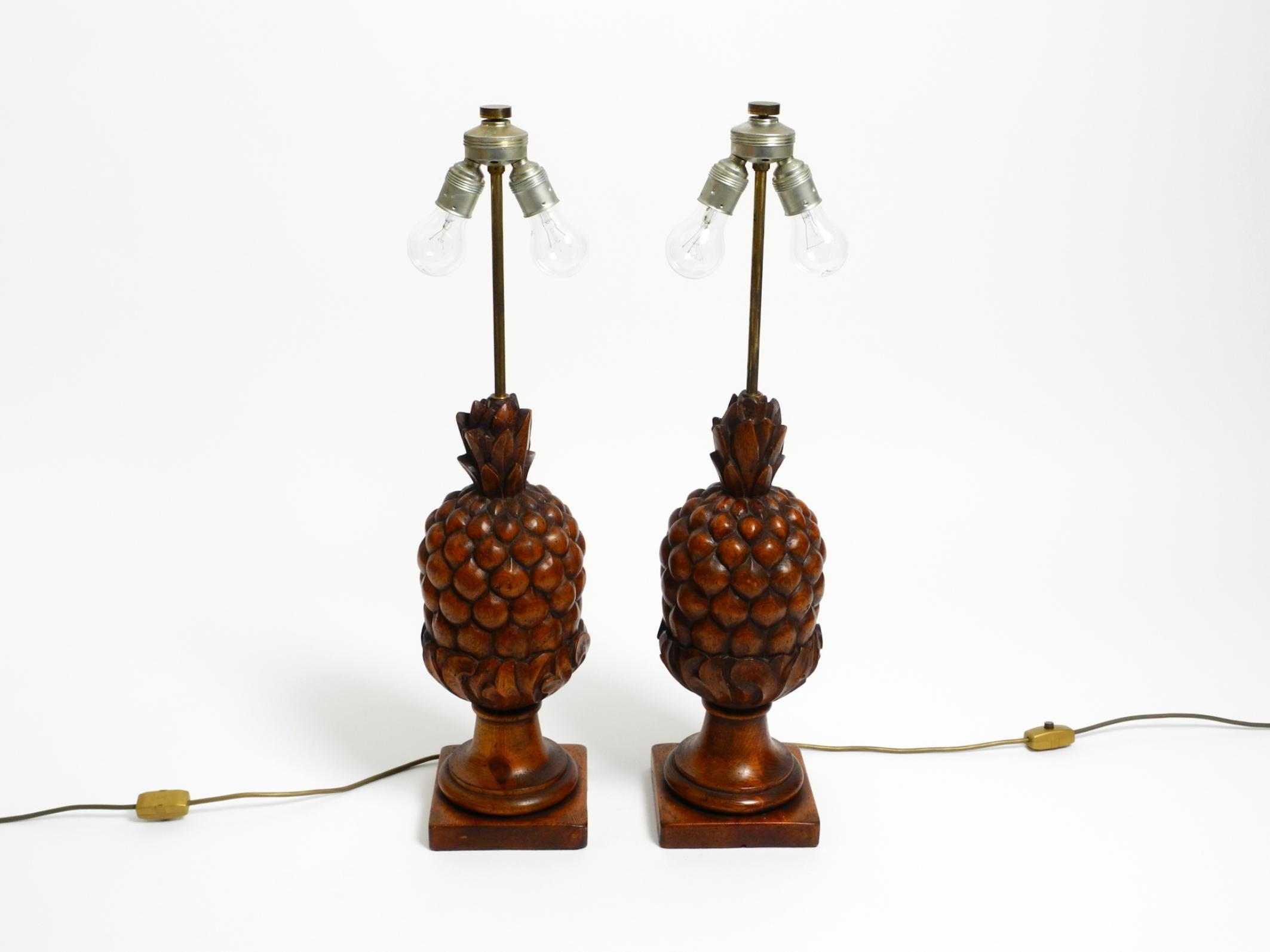Mid-Century Modern Pair of large Mid Century Modern Pineapple table lamps made of stained pinewood en vente