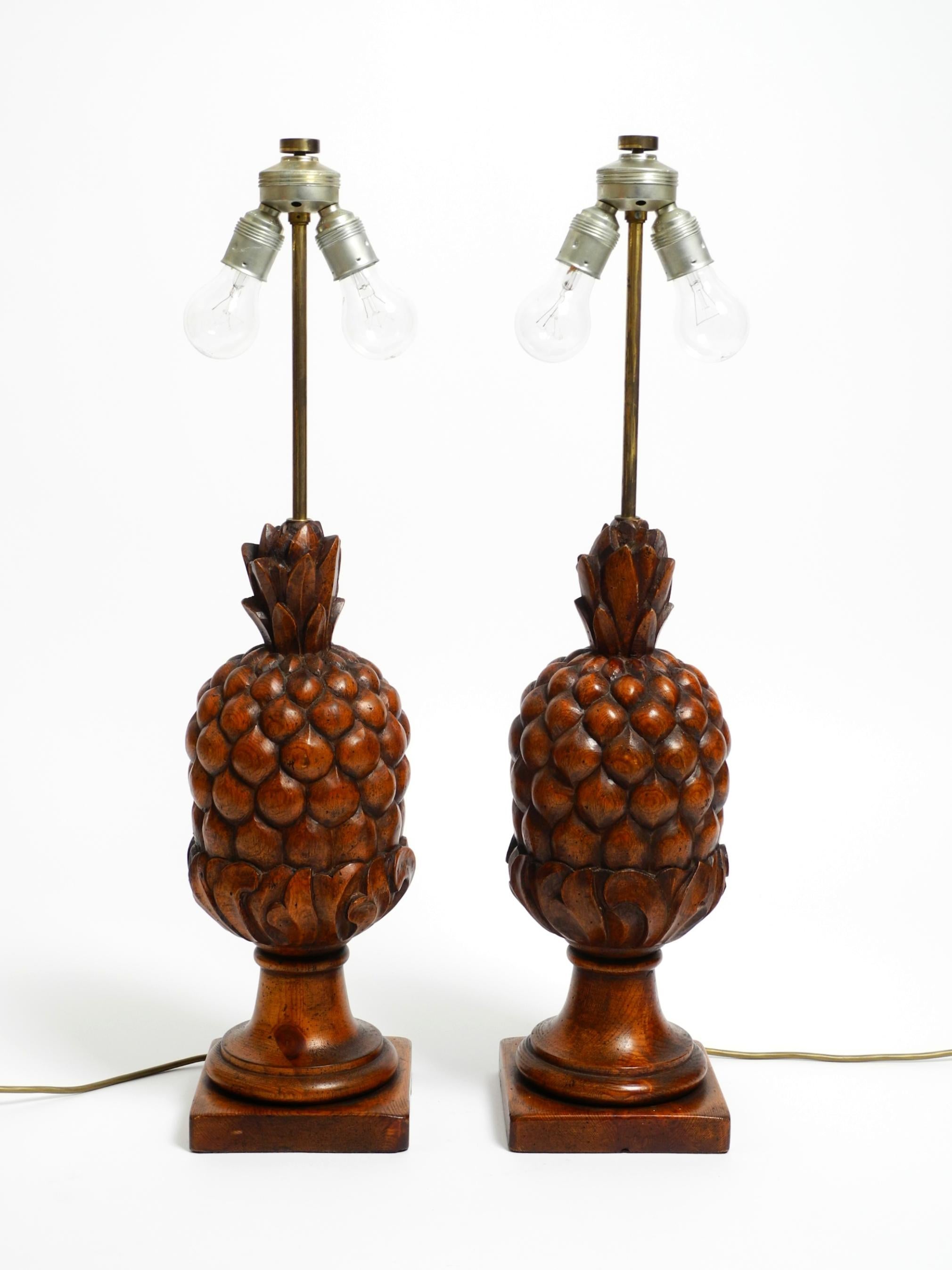 Espagnol Pair of large Mid Century Modern Pineapple table lamps made of stained pinewood en vente