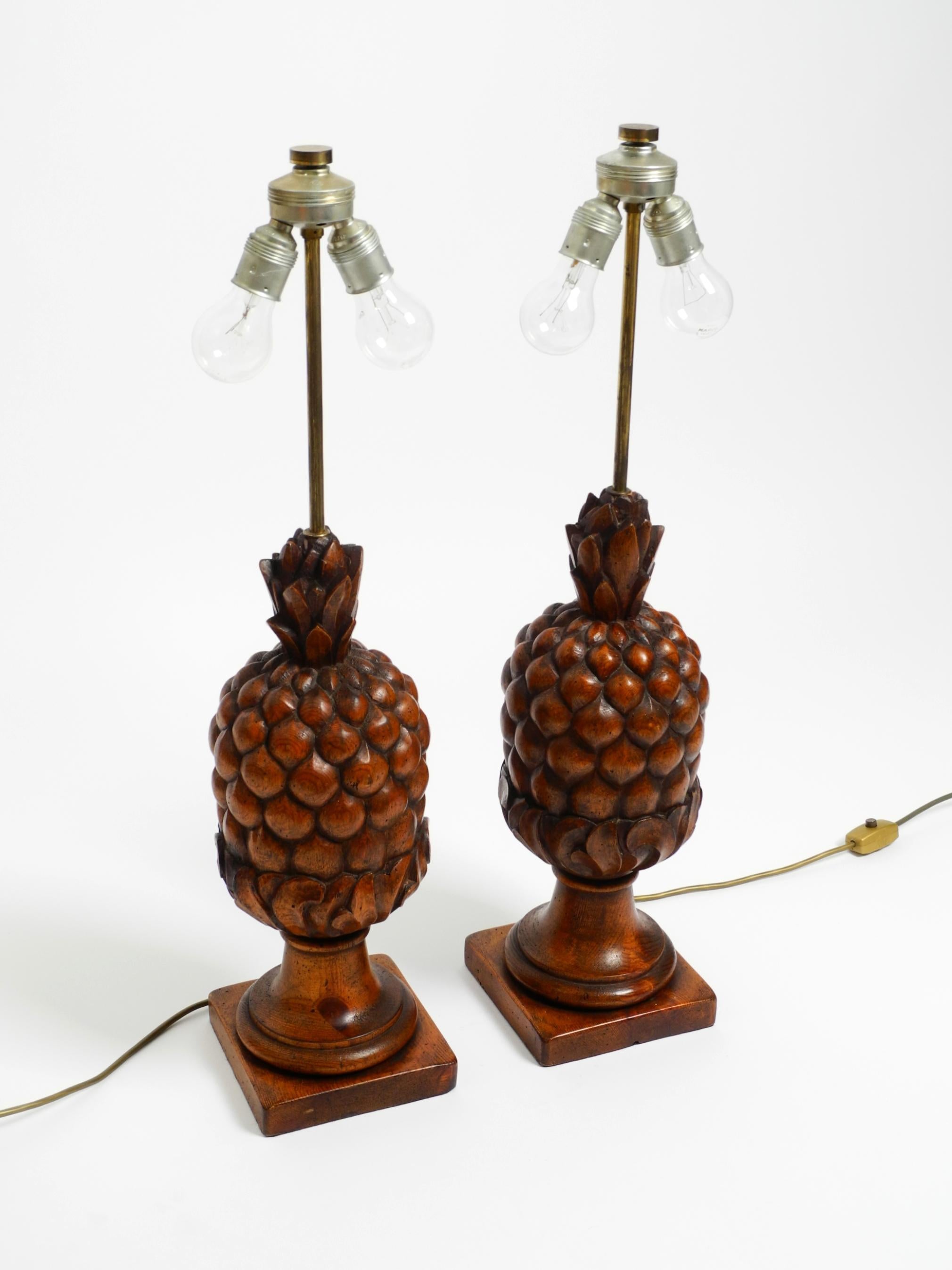 Pair of large Mid Century Modern Pineapple table lamps made of stained pinewood Bon état - En vente à München, DE