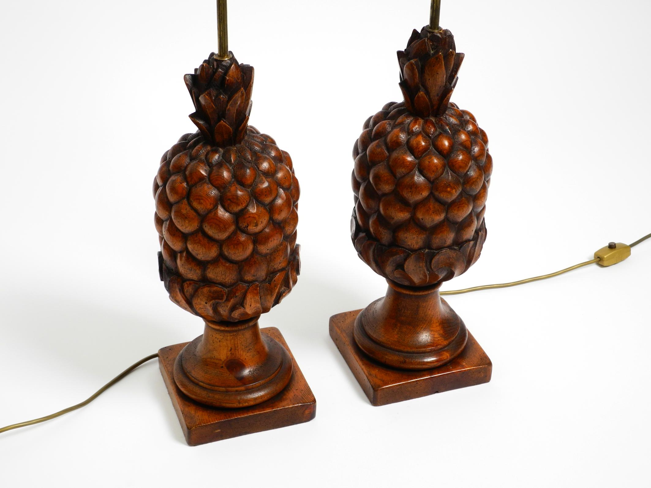 Milieu du XXe siècle Pair of large Mid Century Modern Pineapple table lamps made of stained pinewood en vente