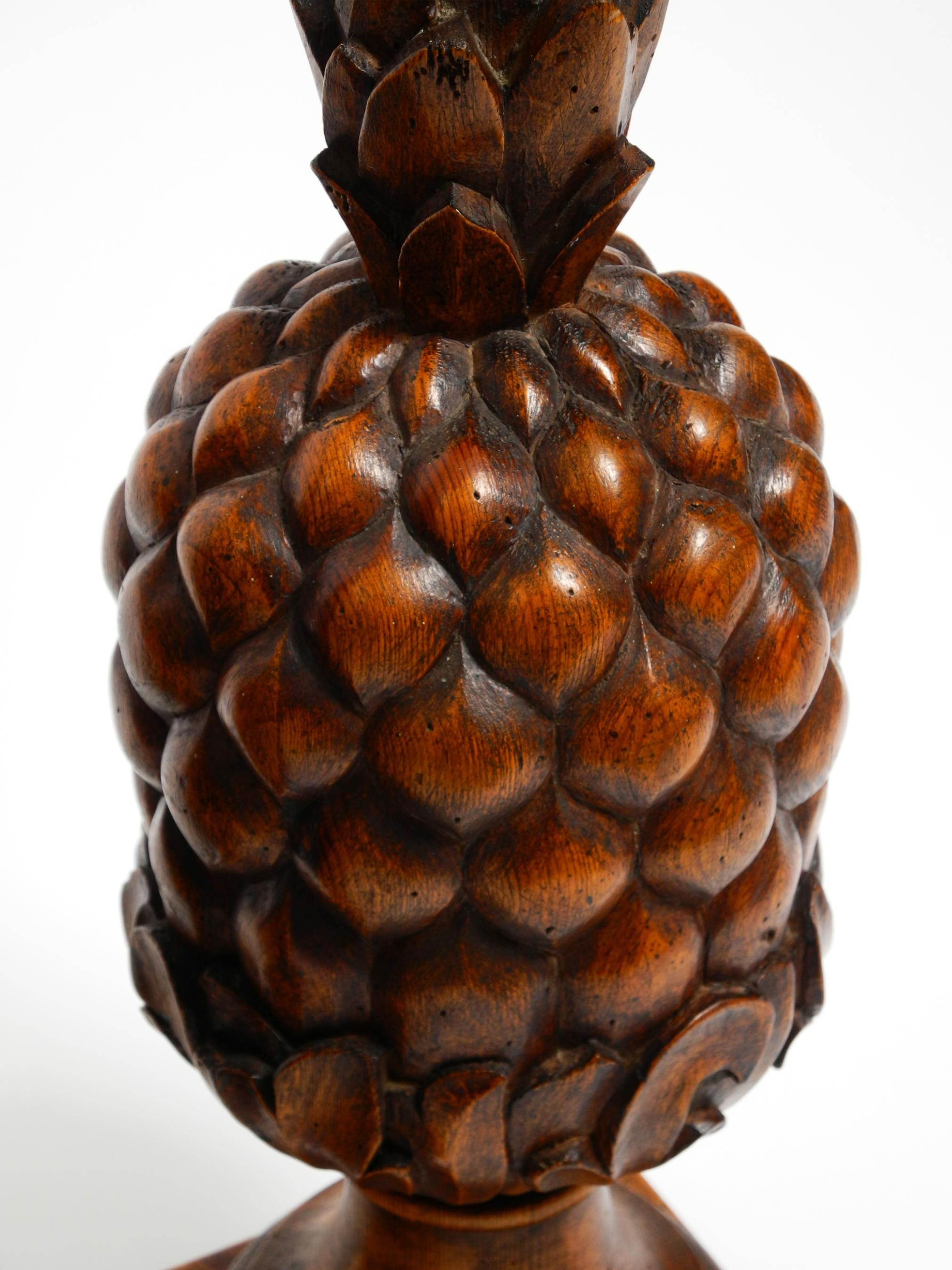 Pair of large Mid Century Modern Pineapple table lamps made of stained pinewood en vente 1