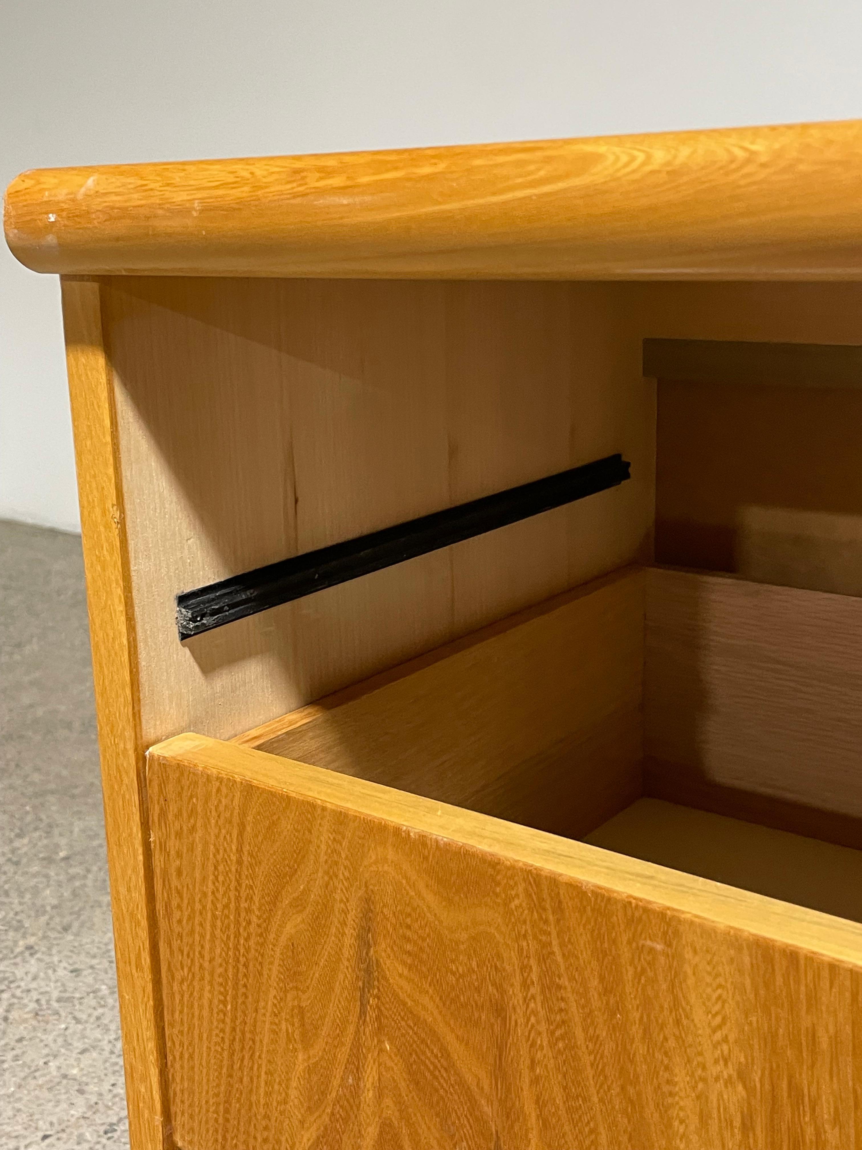 Coppia di grandi comodini del Mid Century di Founders In condizioni buone in vendita a New York, NY