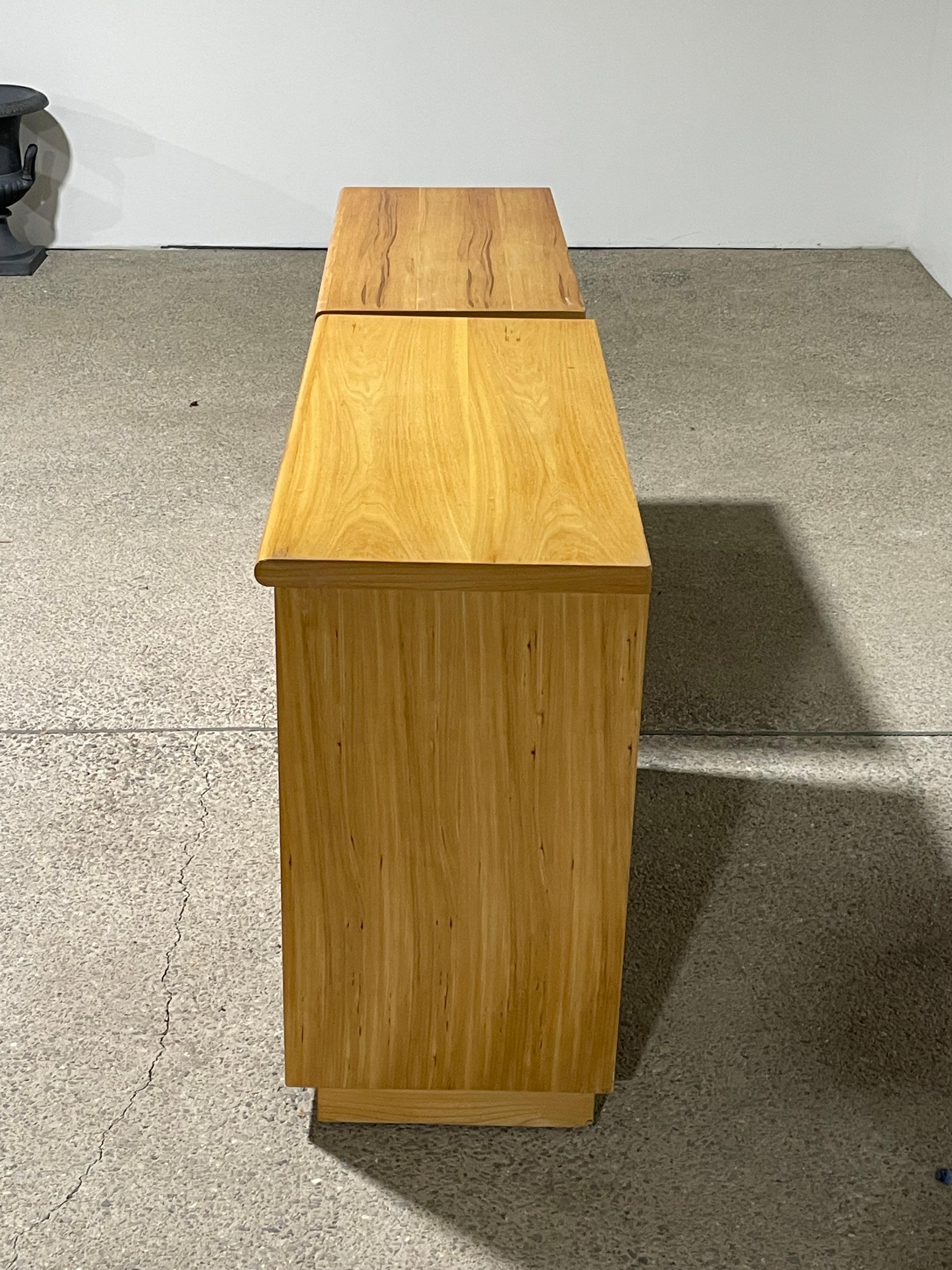 XX secolo Coppia di grandi comodini del Mid Century di Founders in vendita