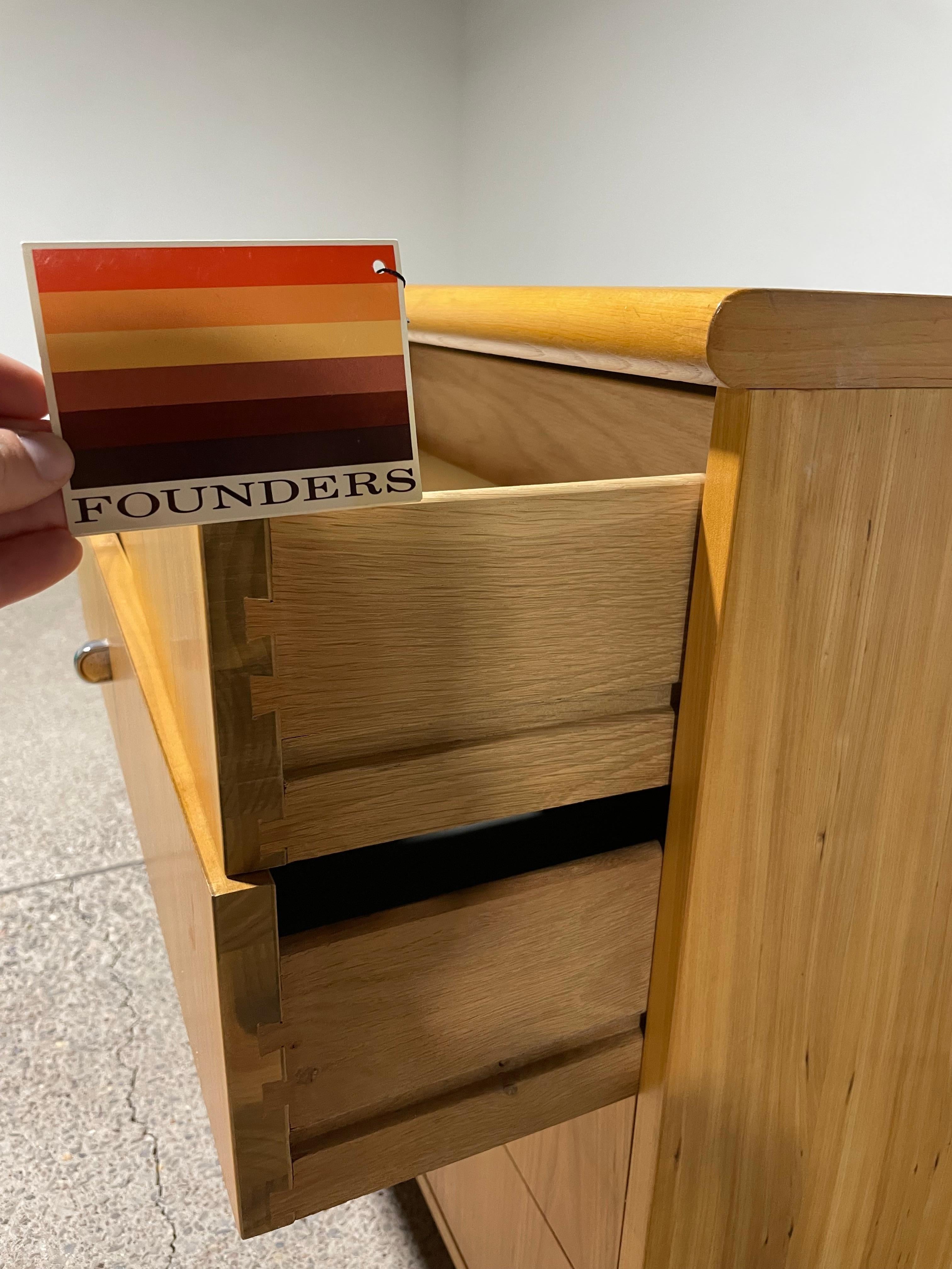 Coppia di grandi comodini del Mid Century di Founders in vendita 1