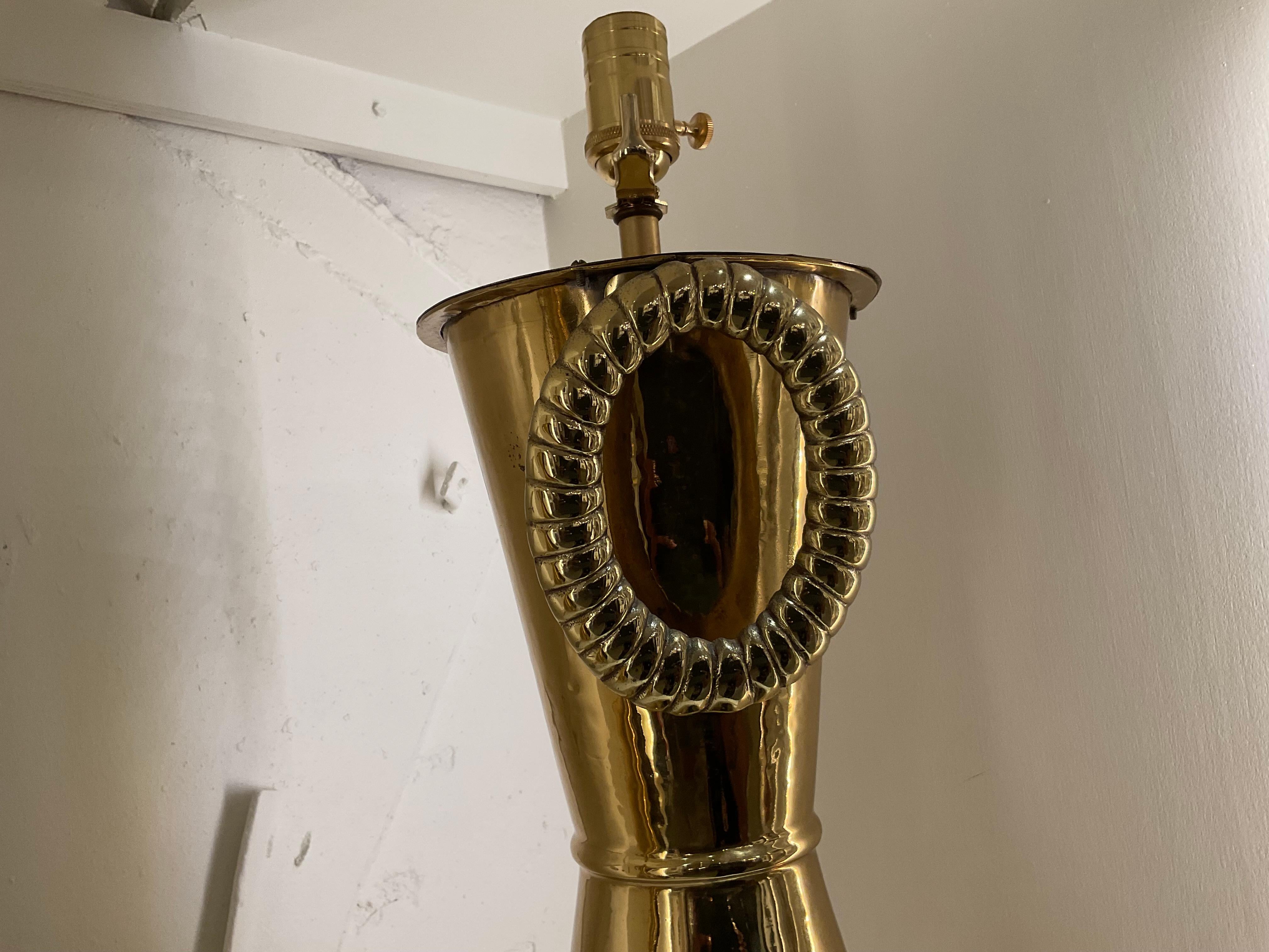 Paire de grandes lampes de table en laiton poli du milieu du siècle dernier en vente 3