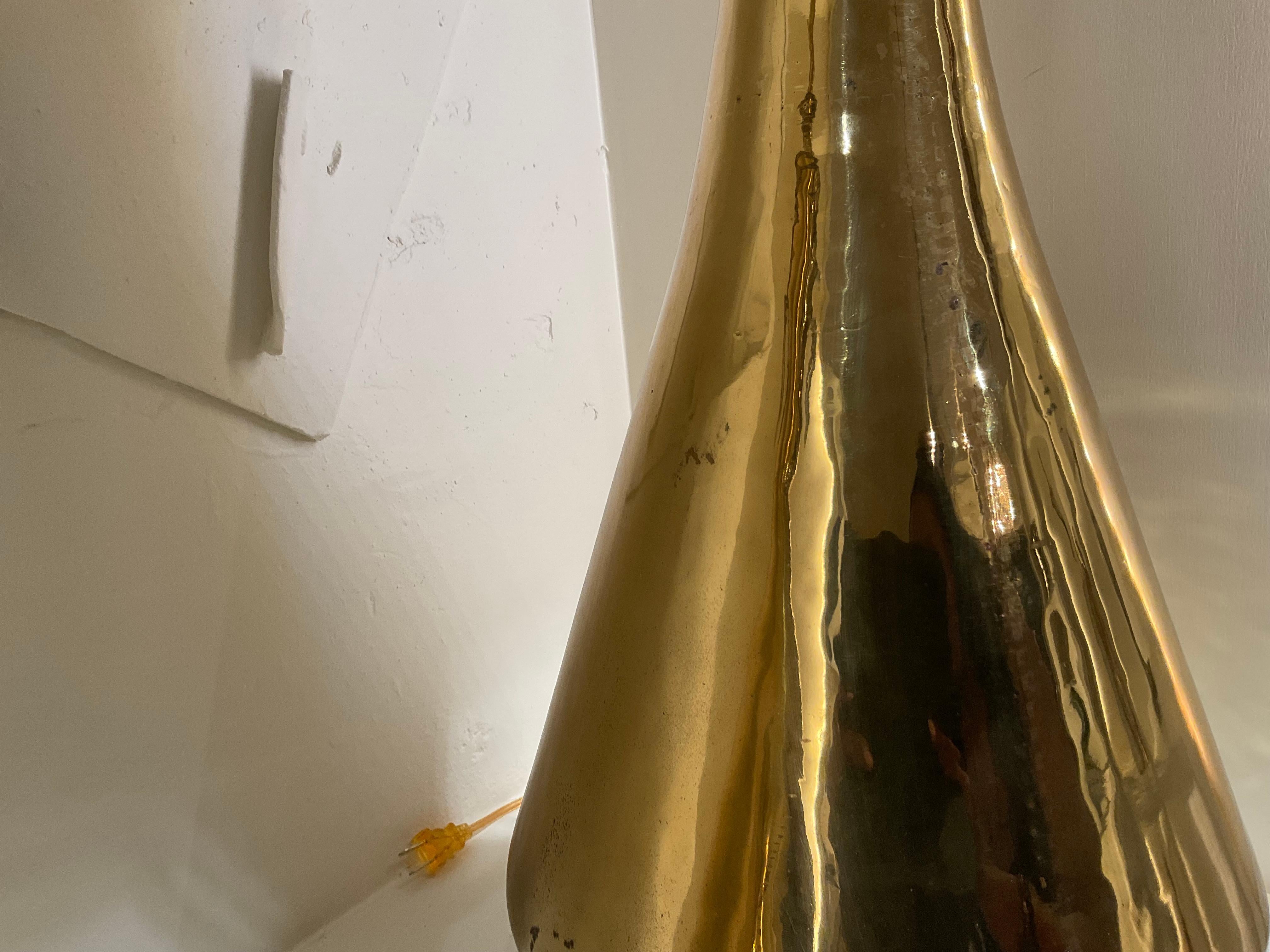 Paire de grandes lampes de table en laiton poli du milieu du siècle dernier en vente 4
