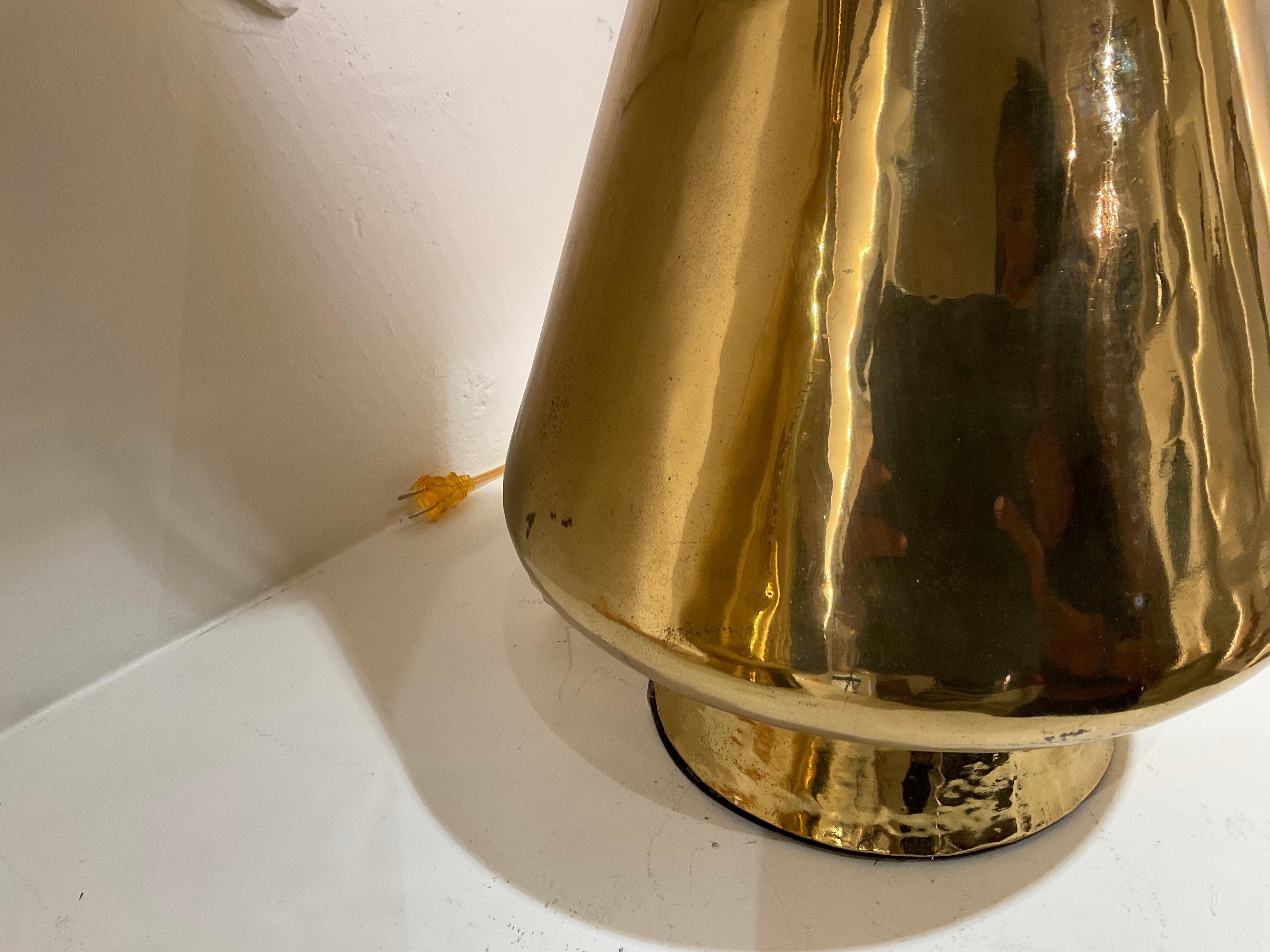 Paire de grandes lampes de table en laiton poli du milieu du siècle dernier en vente 5
