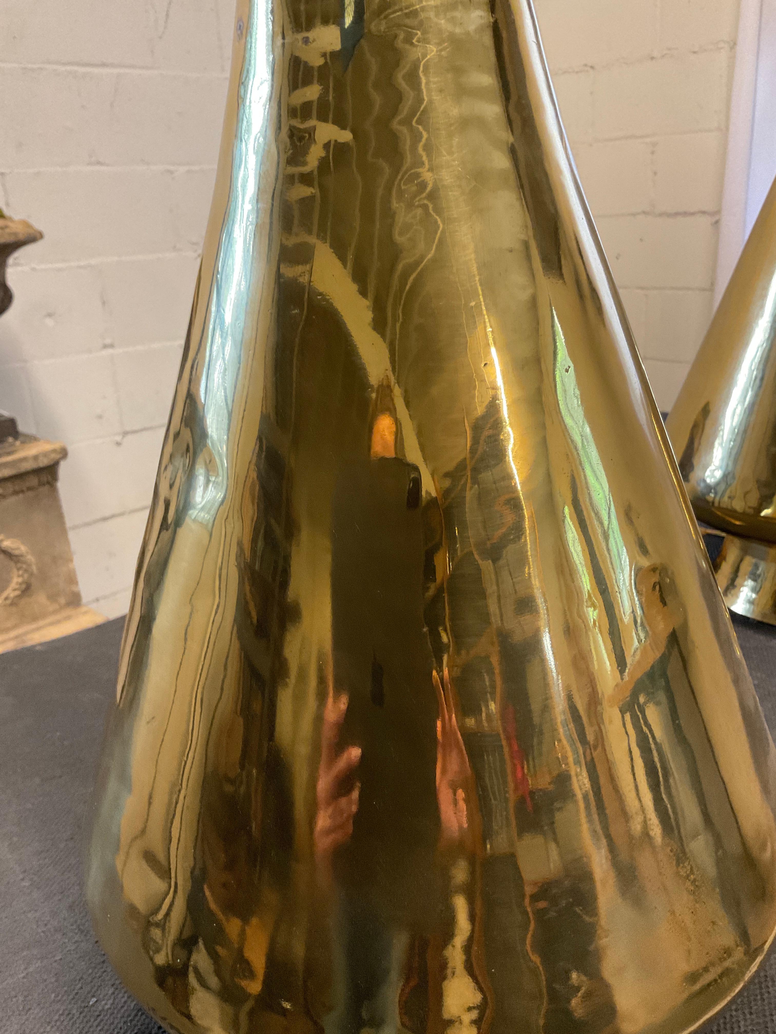 Paire de grandes lampes de table en laiton poli du milieu du siècle dernier en vente 6