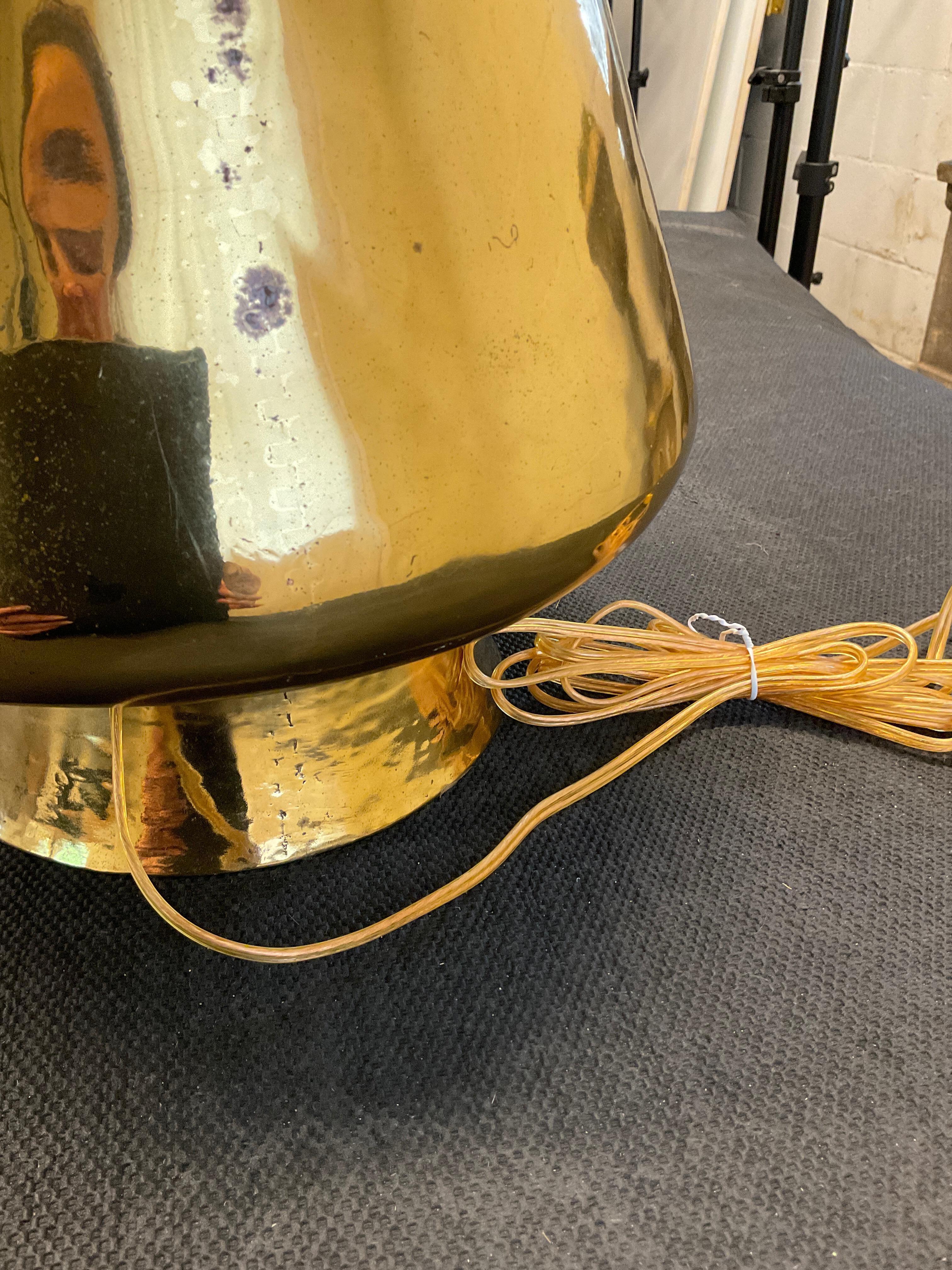 Paire de grandes lampes de table en laiton poli du milieu du siècle dernier en vente 7