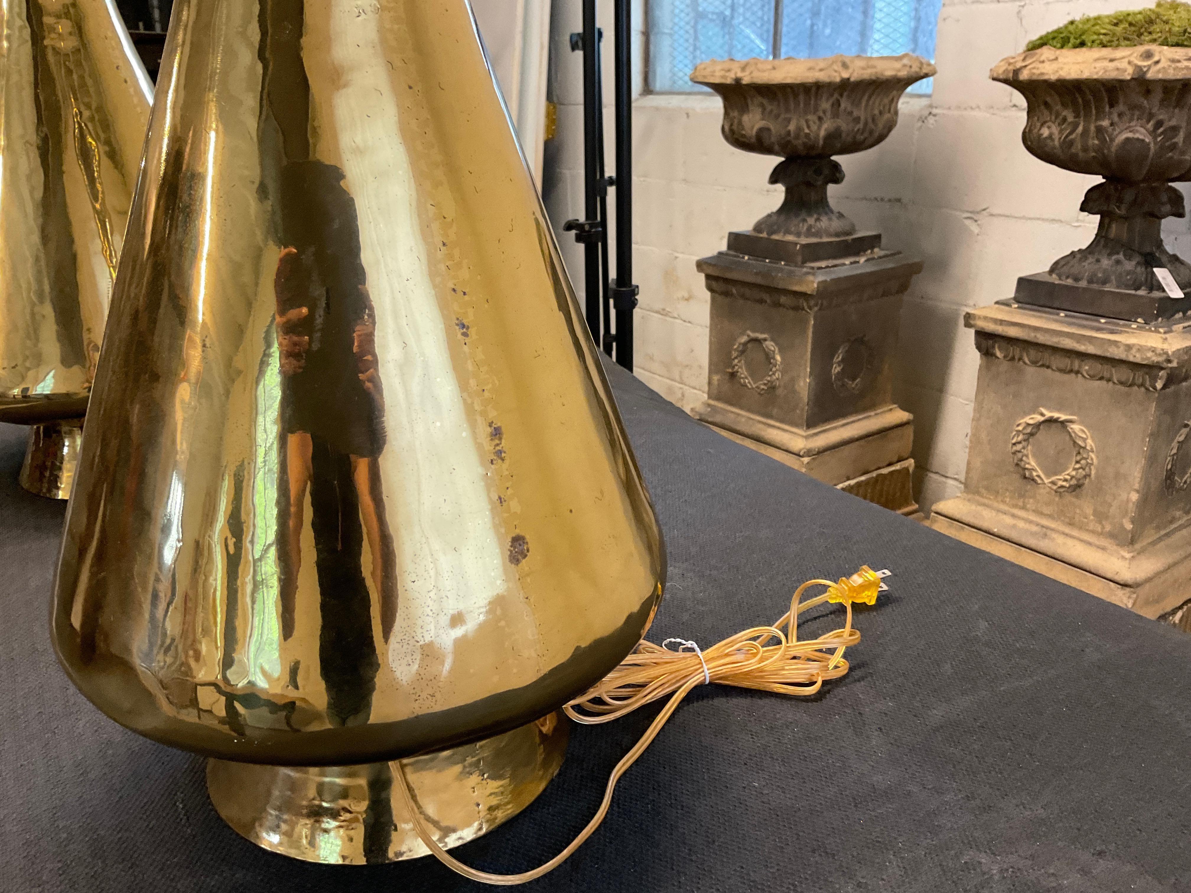 Paire de grandes lampes de table en laiton poli du milieu du siècle dernier en vente 8