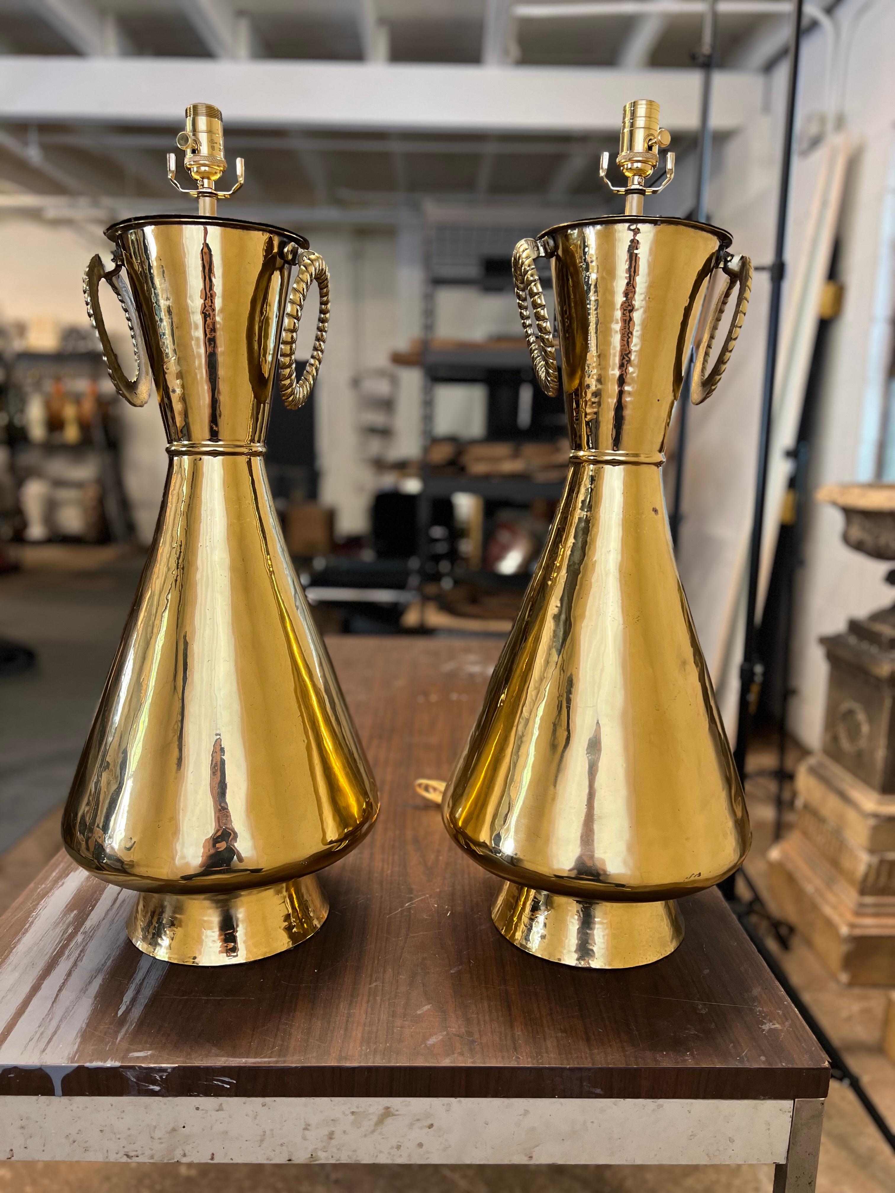 Grande paire de lampes de table en laiton poli avec une magnifique patine. Amérique du Milieu du Siècle. Taches (photo) compatibles avec l'âge et l'utilisation. 