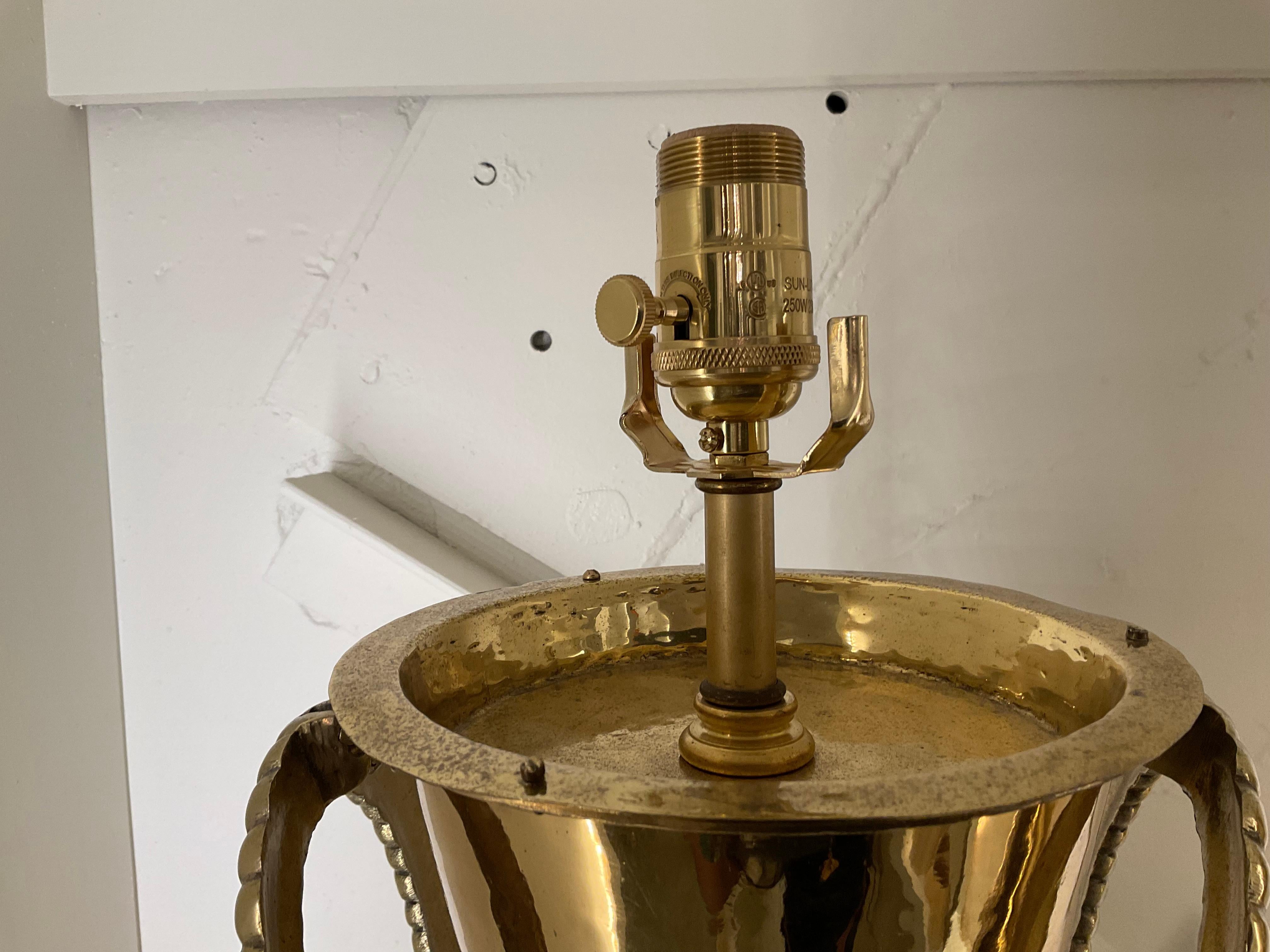 Américain Paire de grandes lampes de table en laiton poli du milieu du siècle dernier en vente
