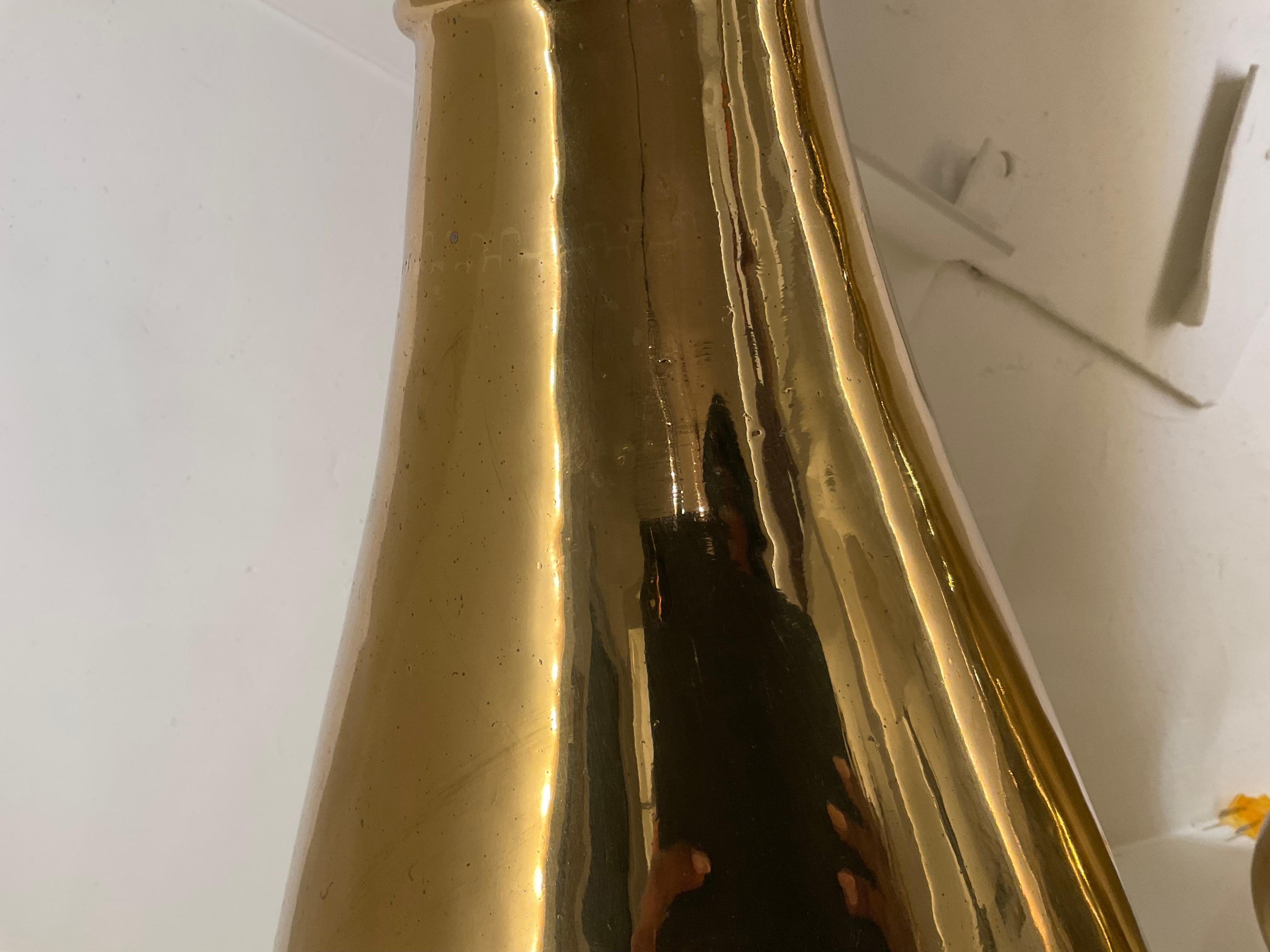 Poli Paire de grandes lampes de table en laiton poli du milieu du siècle dernier en vente