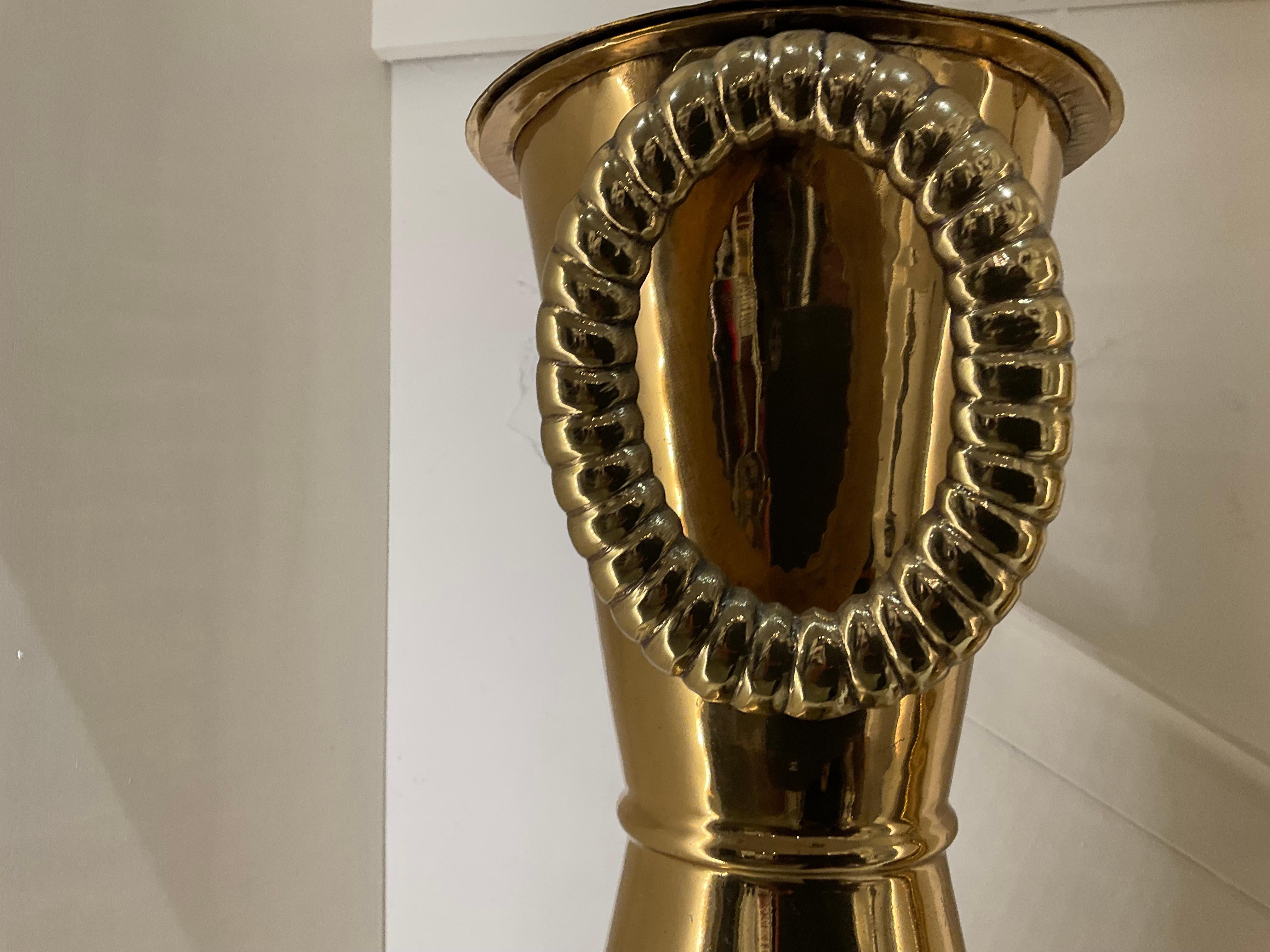 Paire de grandes lampes de table en laiton poli du milieu du siècle dernier Bon état - En vente à Memphis, TN