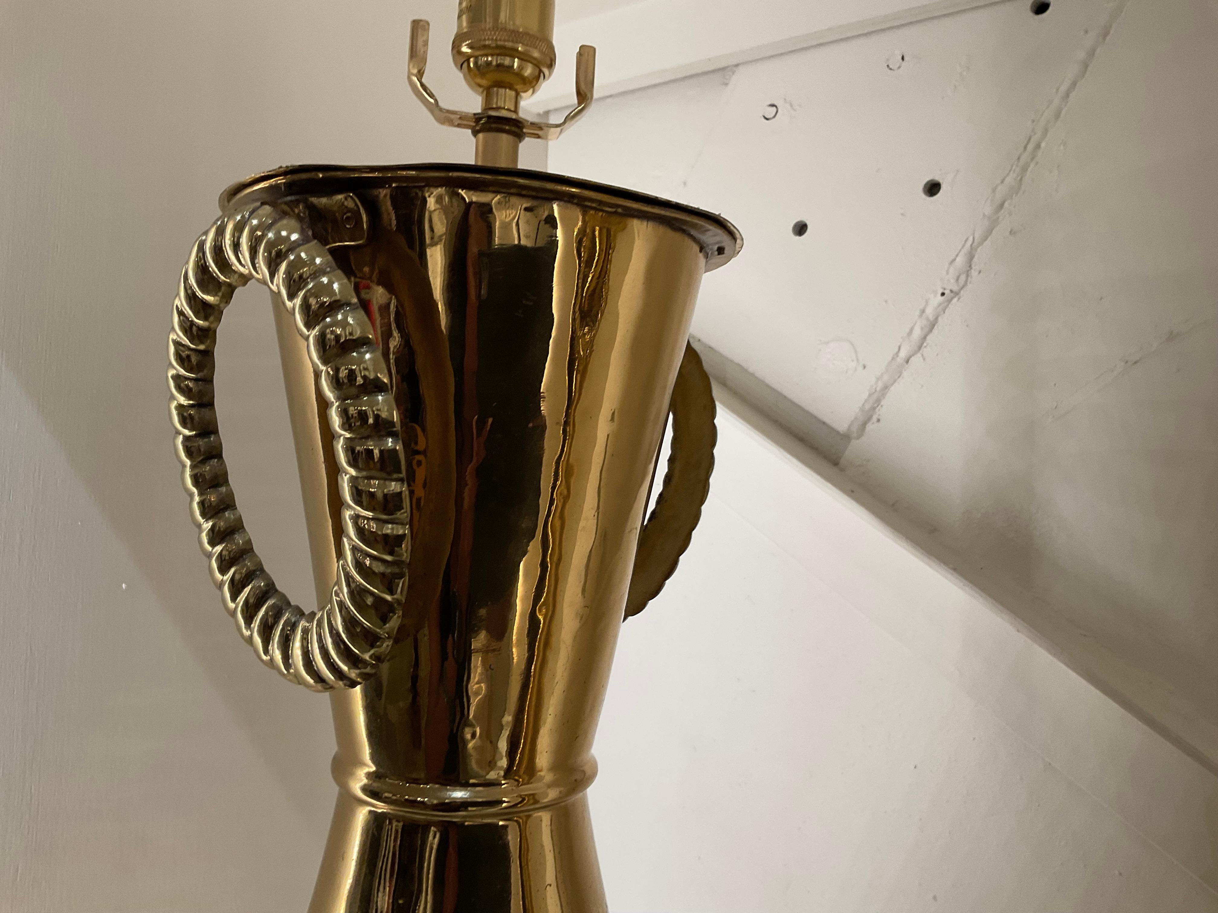 Fin du 20e siècle Paire de grandes lampes de table en laiton poli du milieu du siècle dernier en vente