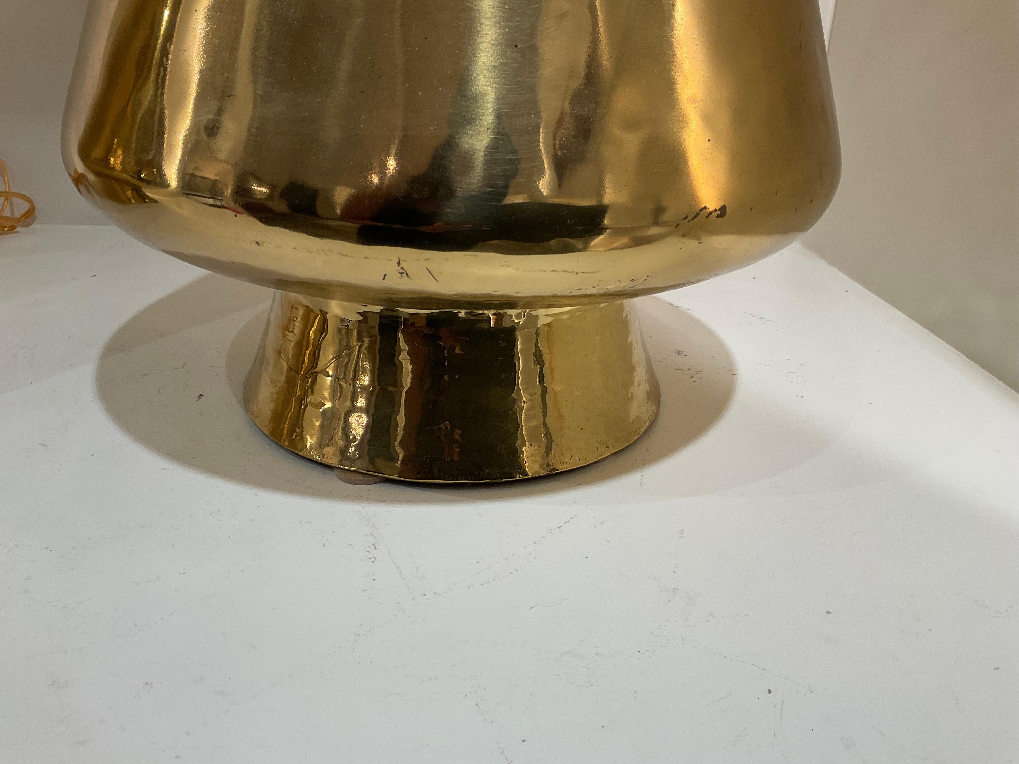 Paire de grandes lampes de table en laiton poli du milieu du siècle dernier en vente 1