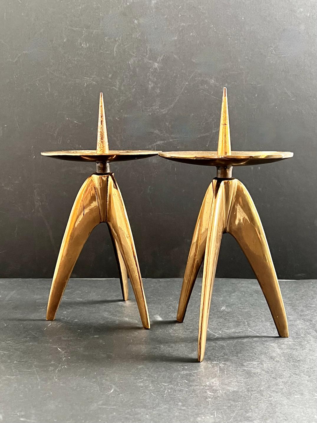 A pair of tripod midcentury candleholders, with mellow gold finish. Found in Germany, mid-20th century. Brass body with steel spikes showing minor rust.

Approximate dimensions:
H: 27 20cm (including / excluding spike)
Dia: 14.5cm.