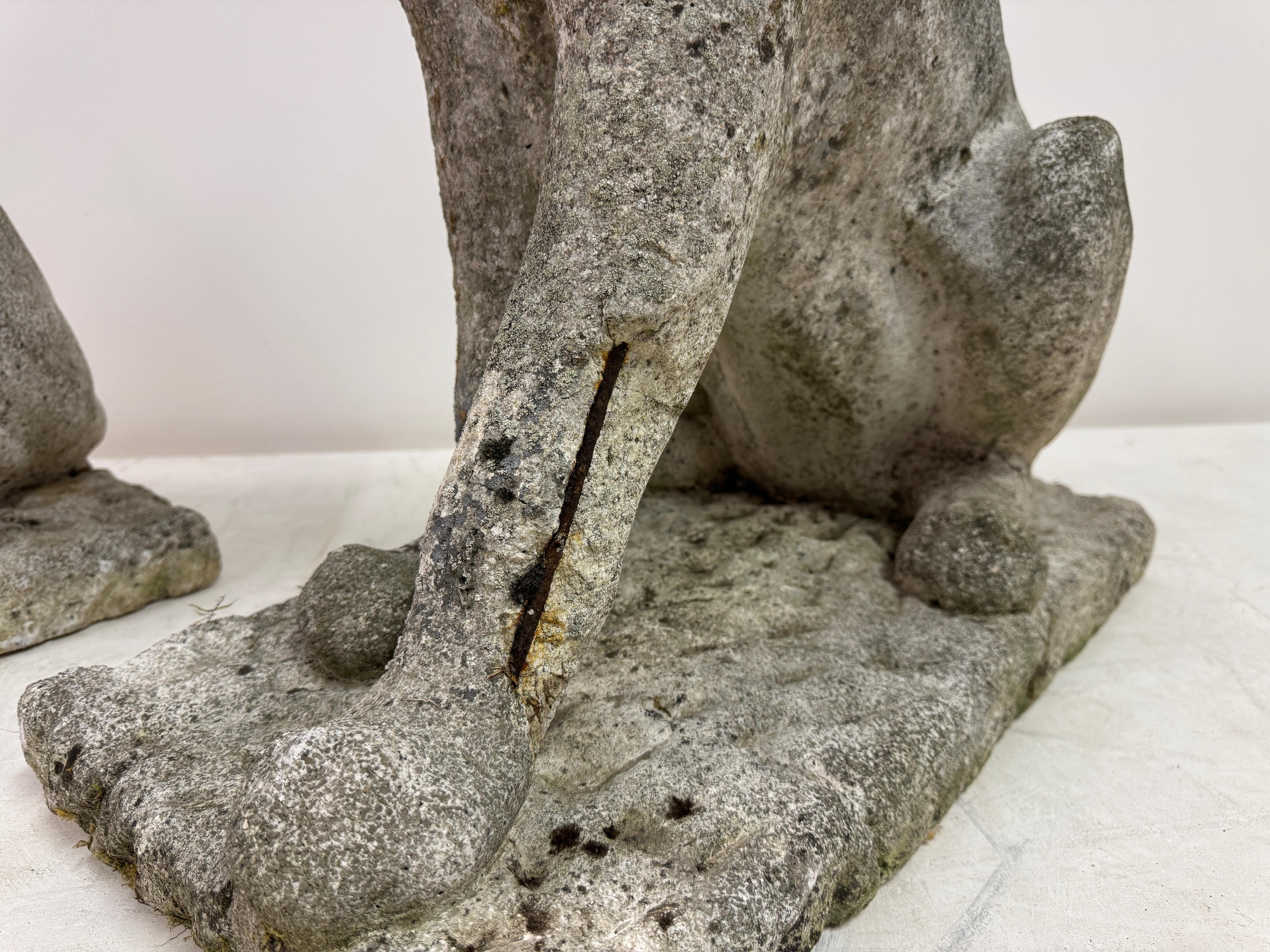 Paar große verwitterte Stein Panther oder Jaguare aus der Mitte des Jahrhunderts im Angebot 5