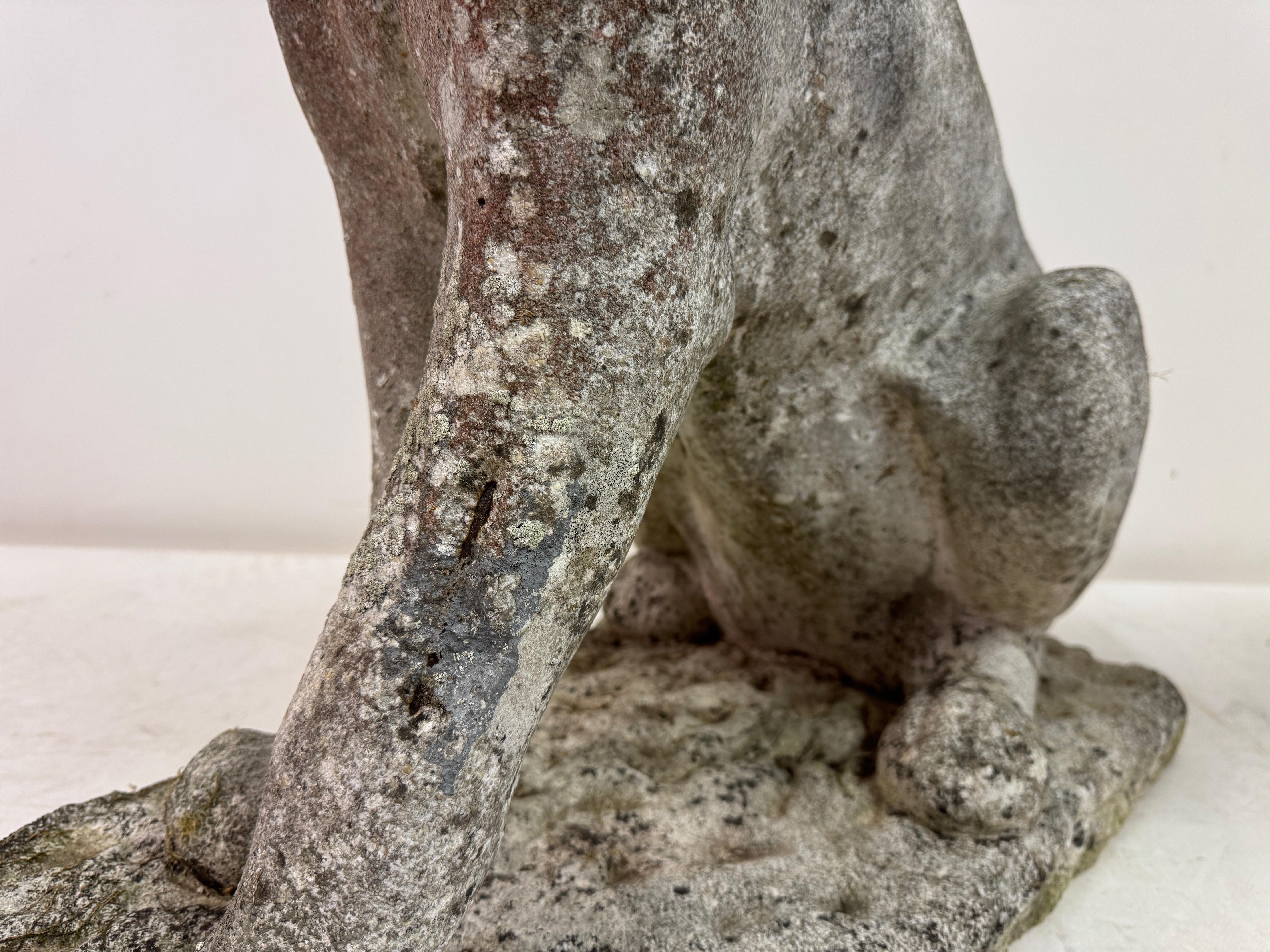 Paar große verwitterte Stein Panther oder Jaguare aus der Mitte des Jahrhunderts im Angebot 6