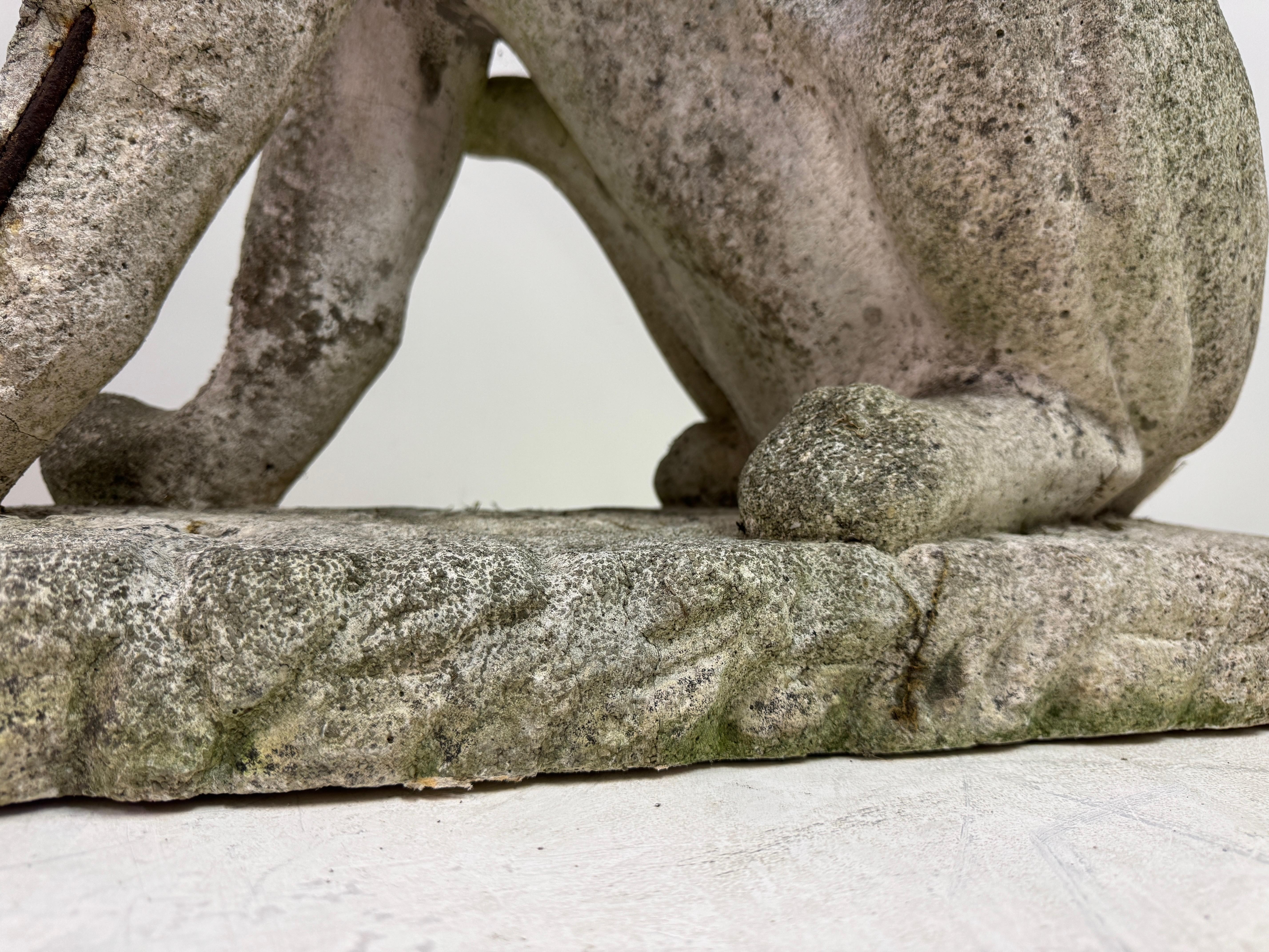 Paar große verwitterte Stein Panther oder Jaguare aus der Mitte des Jahrhunderts im Angebot 8