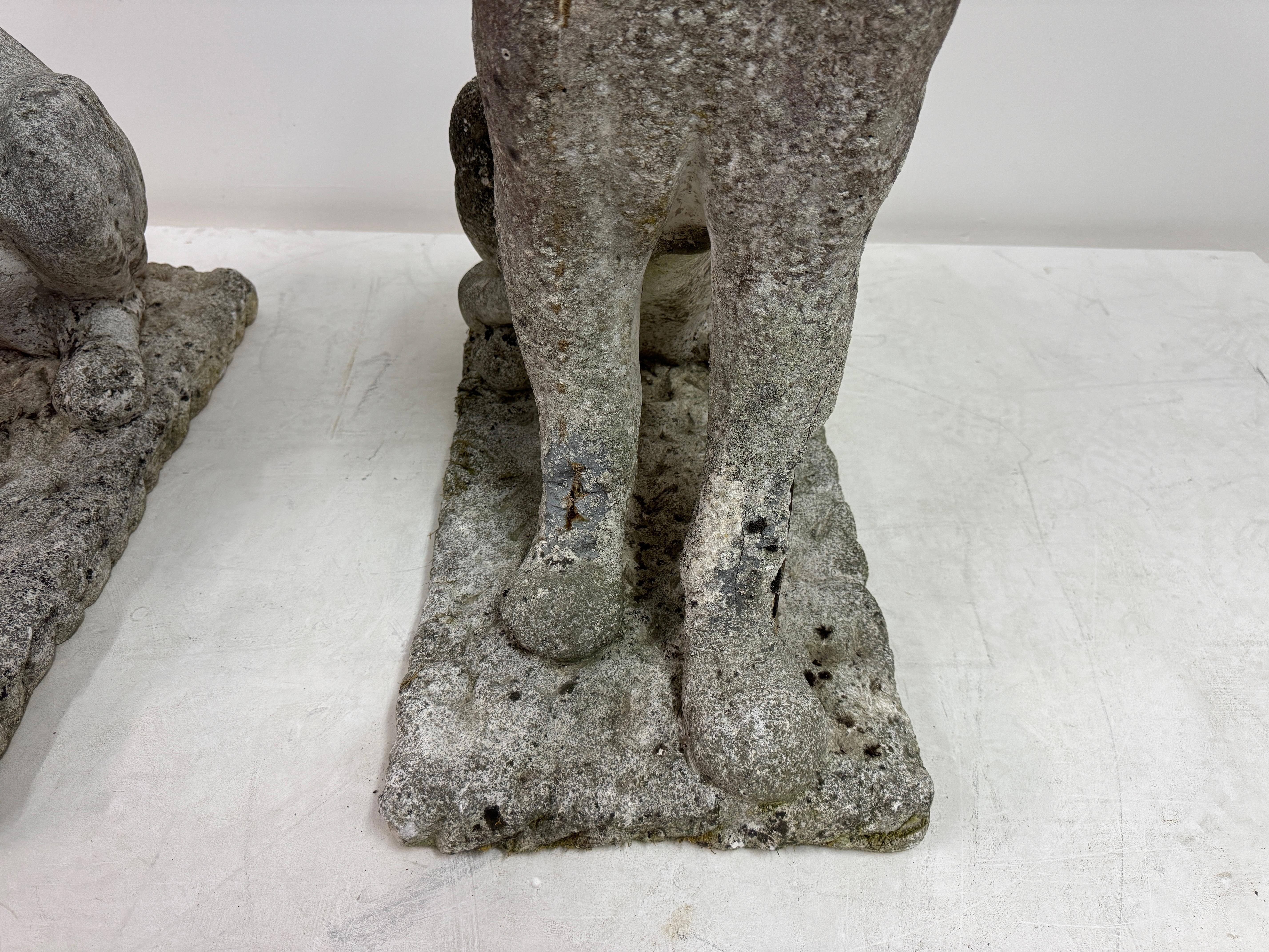 Paar große verwitterte Stein Panther oder Jaguare aus der Mitte des Jahrhunderts (20. Jahrhundert) im Angebot