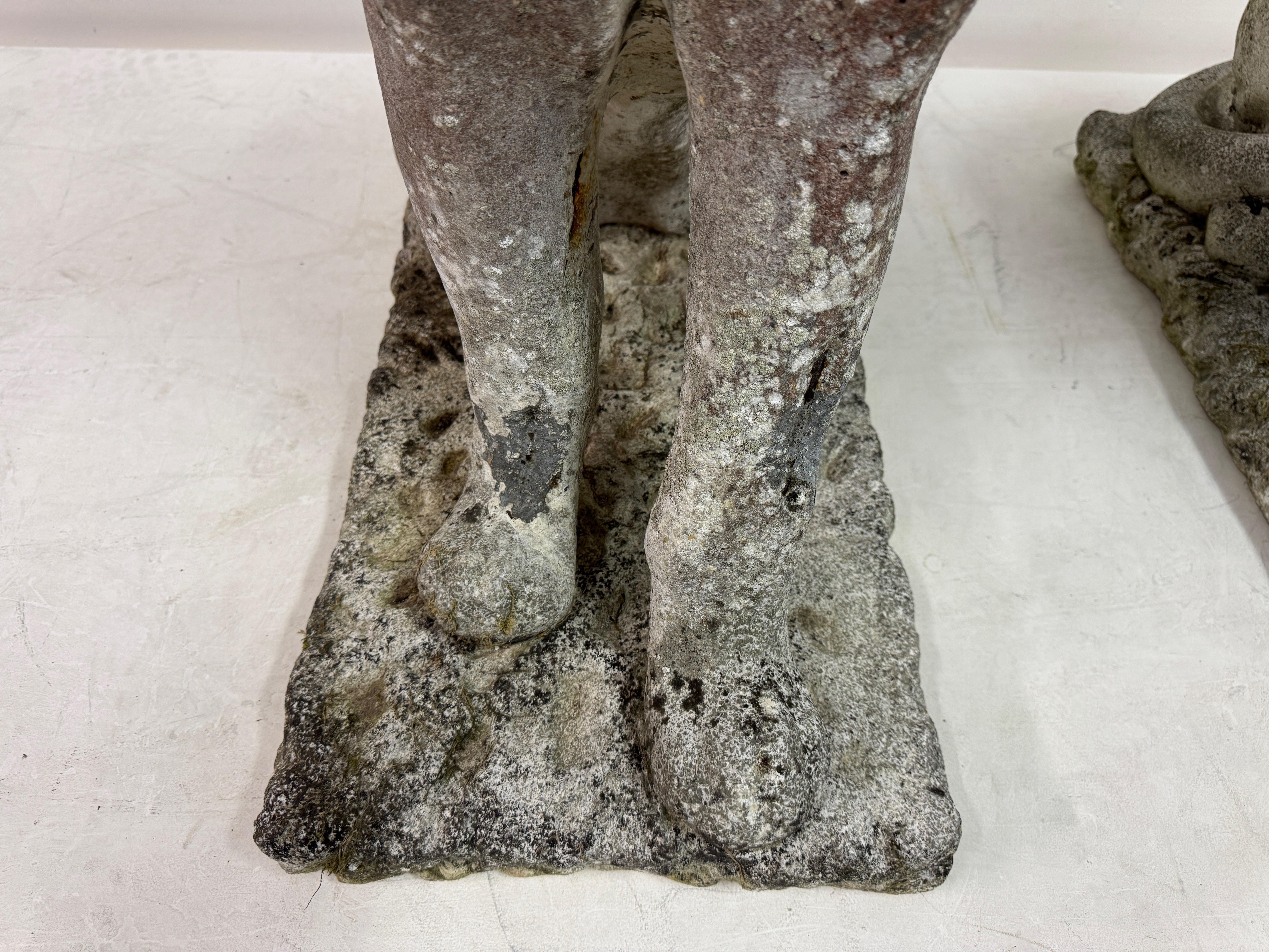 Paar große verwitterte Stein Panther oder Jaguare aus der Mitte des Jahrhunderts im Angebot 2