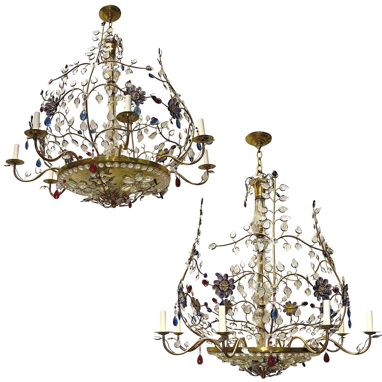 Coppia di lampadari in bronzo e cristalli degli anni '60 con 6 luci interne e 8 bracci. Branch con foglie e fiori in vetro stampato. Venduto e prezzato singolarmente.

Misure:
Diametro: 41