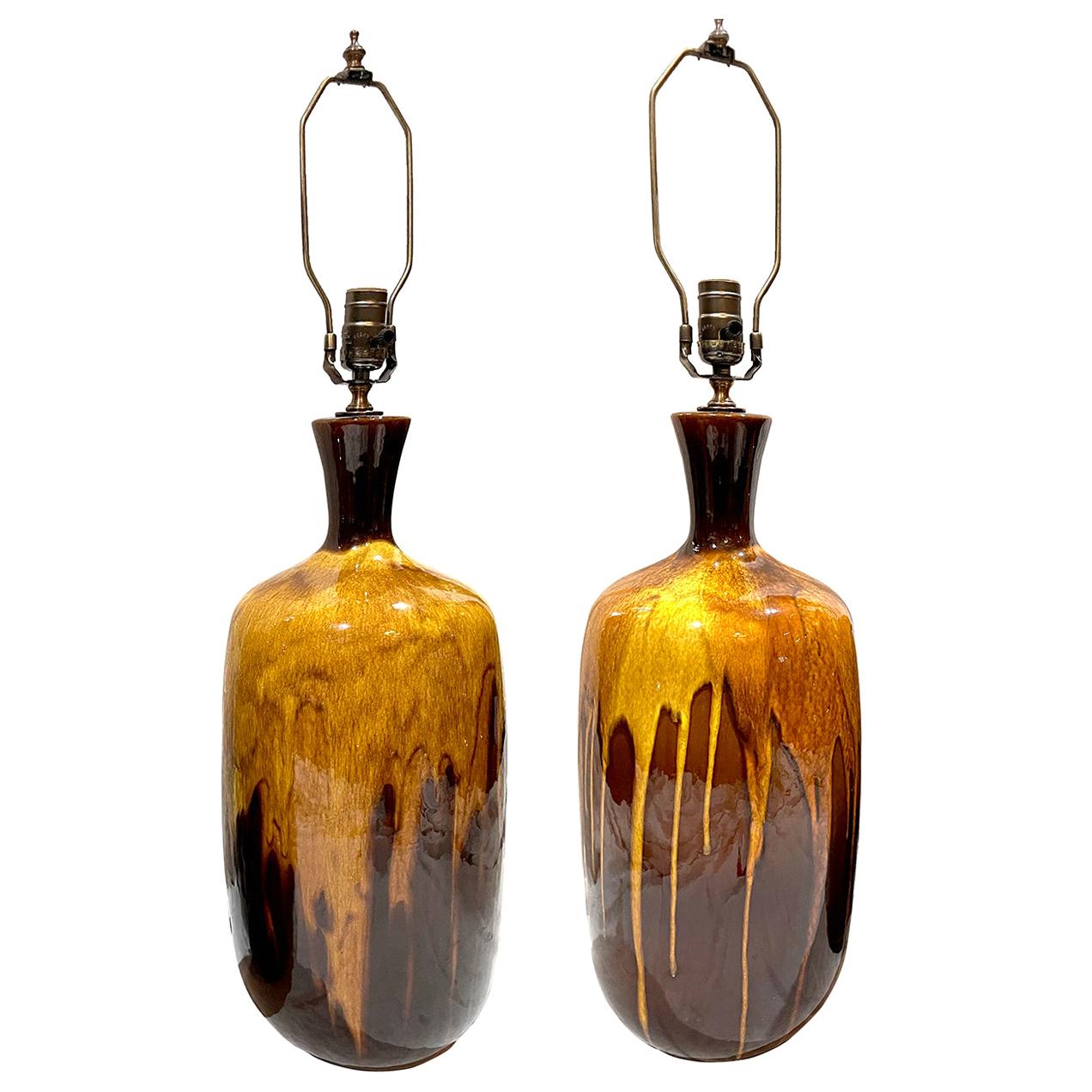 Paire de grandes lampes de bureau en porcelaine émaillée du milieu du siècle dernier en vente