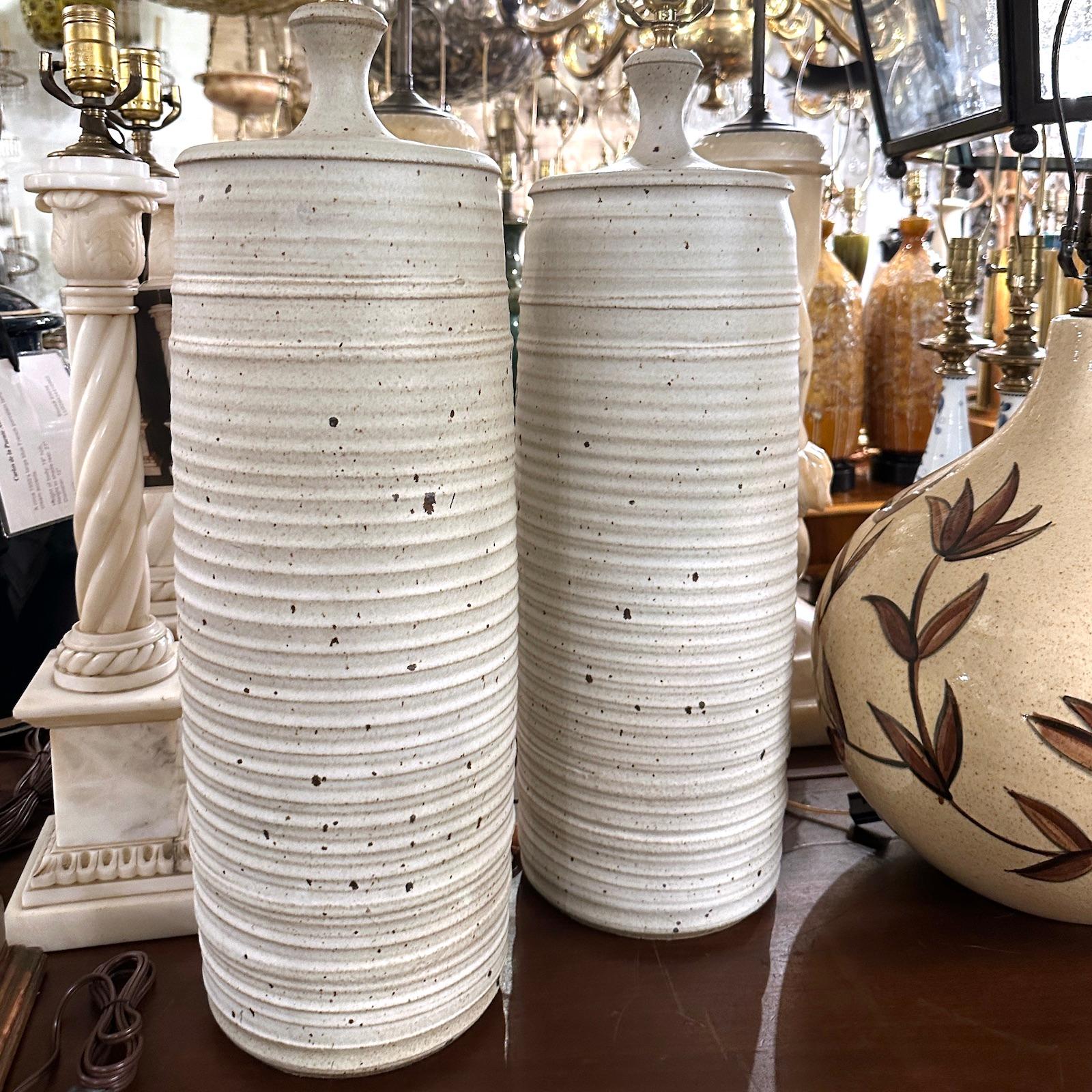 Ein Paar große schwedische Keramik-Tischlampen aus den 1960er Jahren.

Abmessungen:
Höhe des Körpers: 24