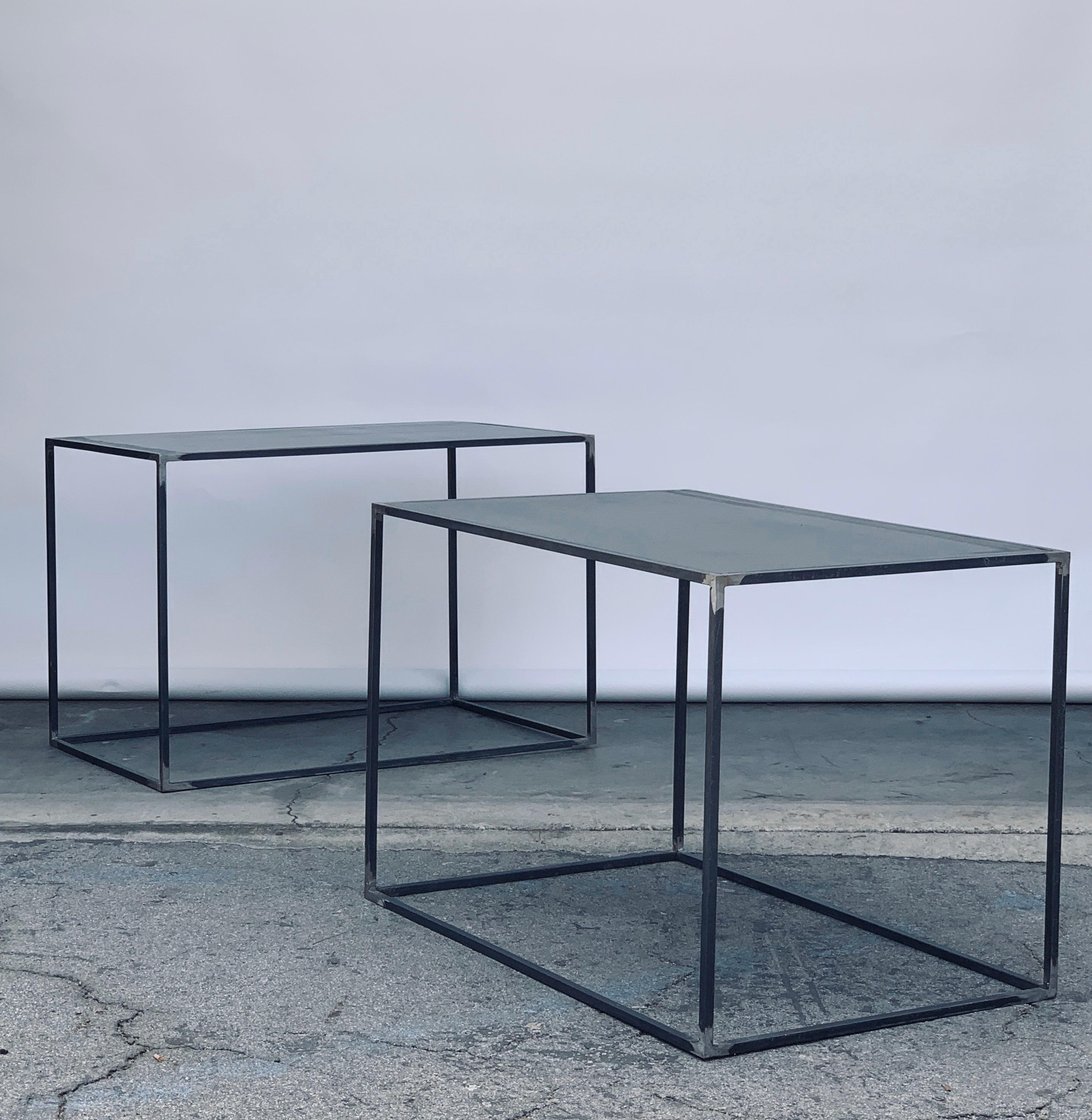 Minimaliste Paire de grandes tables d'appoint minimalistes en acier patiné 'Filiforme' par Design Frères en vente