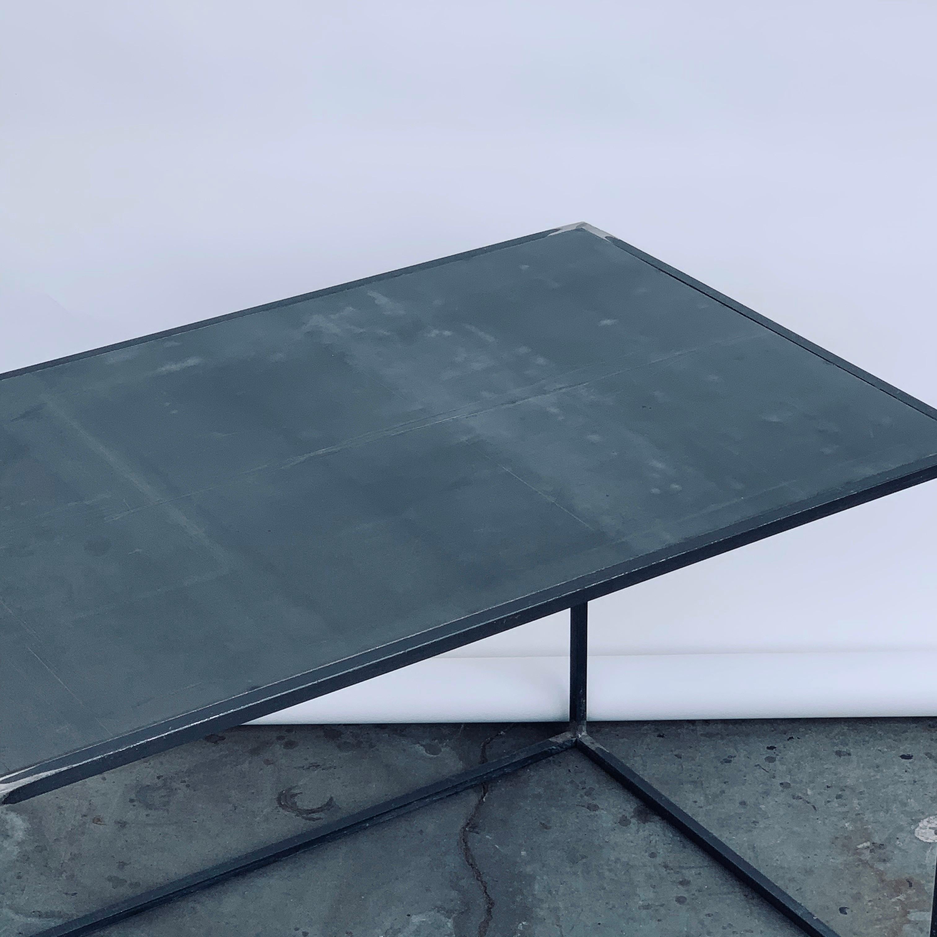 Zwei große minimalistische 'Filiforme' Tische aus patiniertem Stahl von Design Frères (Patiniert) im Angebot
