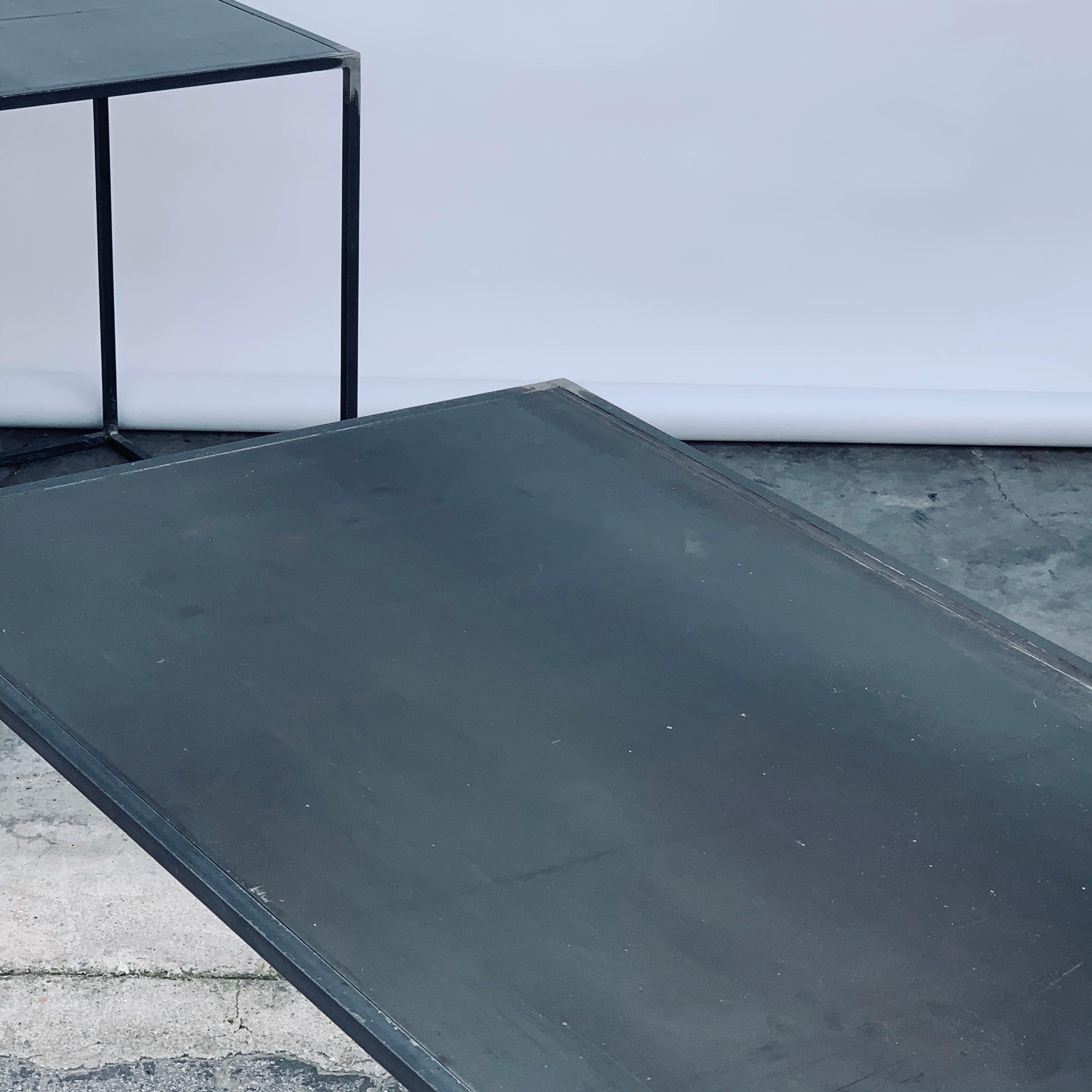 Zwei große minimalistische 'Filiforme' Tische aus patiniertem Stahl von Design Frères im Zustand „Gut“ im Angebot in Los Angeles, CA