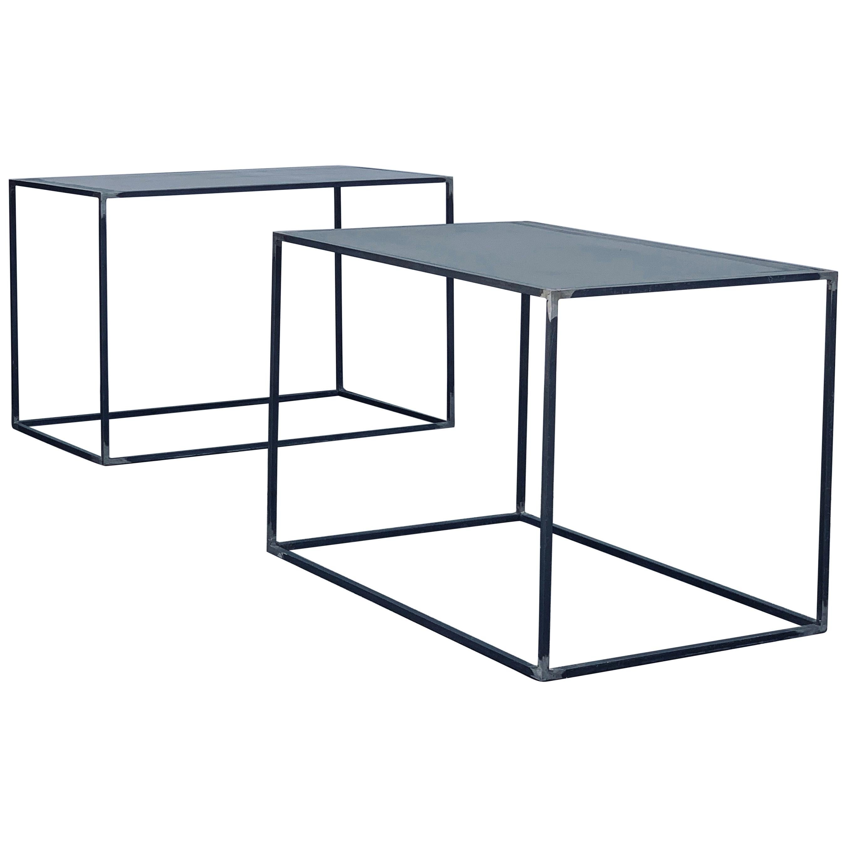 Zwei große minimalistische 'Filiforme' Tische aus patiniertem Stahl von Design Frères
