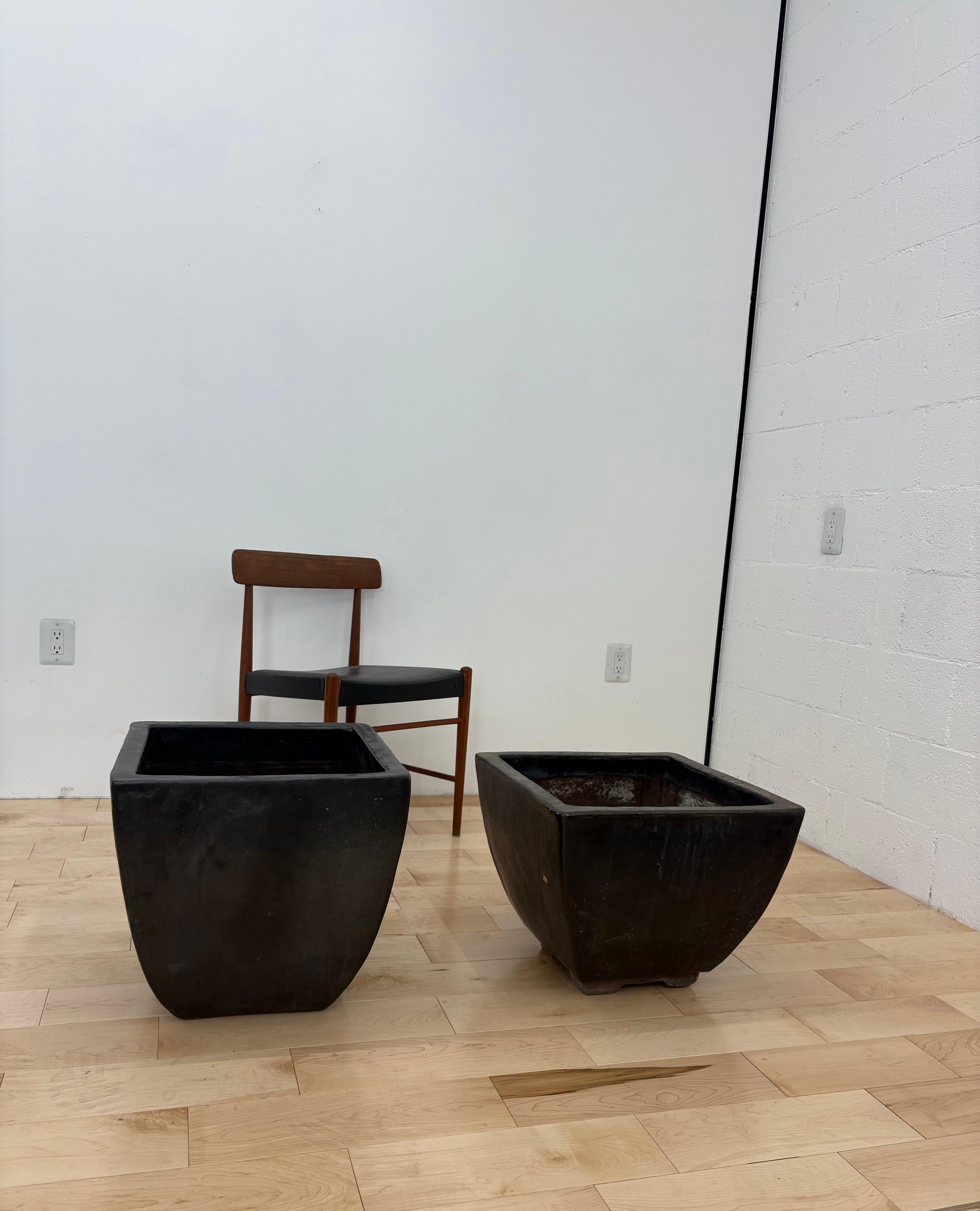 Minimalist Pair of large minimalist modern cast iron planters with deep metallic glaze For Sale