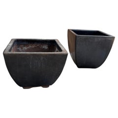 Paar große, minimalistische, moderne Pflanzgefäße aus Gusseisen mit tiefer Metallglasur