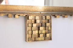 Coppia di grandi specchi in ottone dorato con patina. Contemporaneo.