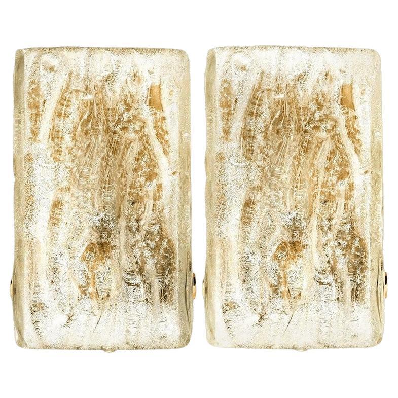 Pareja de grandes apliques modernos de latón y cristal helado de J.T. Kalmar, años 60