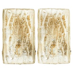 Pareja de grandes apliques modernos de latón y cristal helado de J.T. Kalmar, años 60