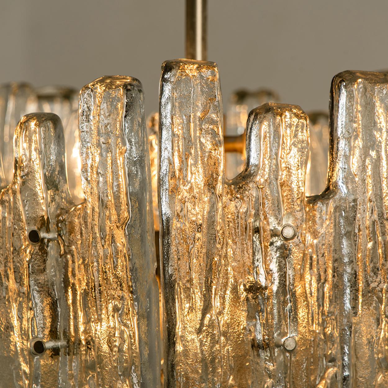 Paire de grands lustres modernes en verre de glace chromé à trois étages, par J.T. Kalmar en vente 5