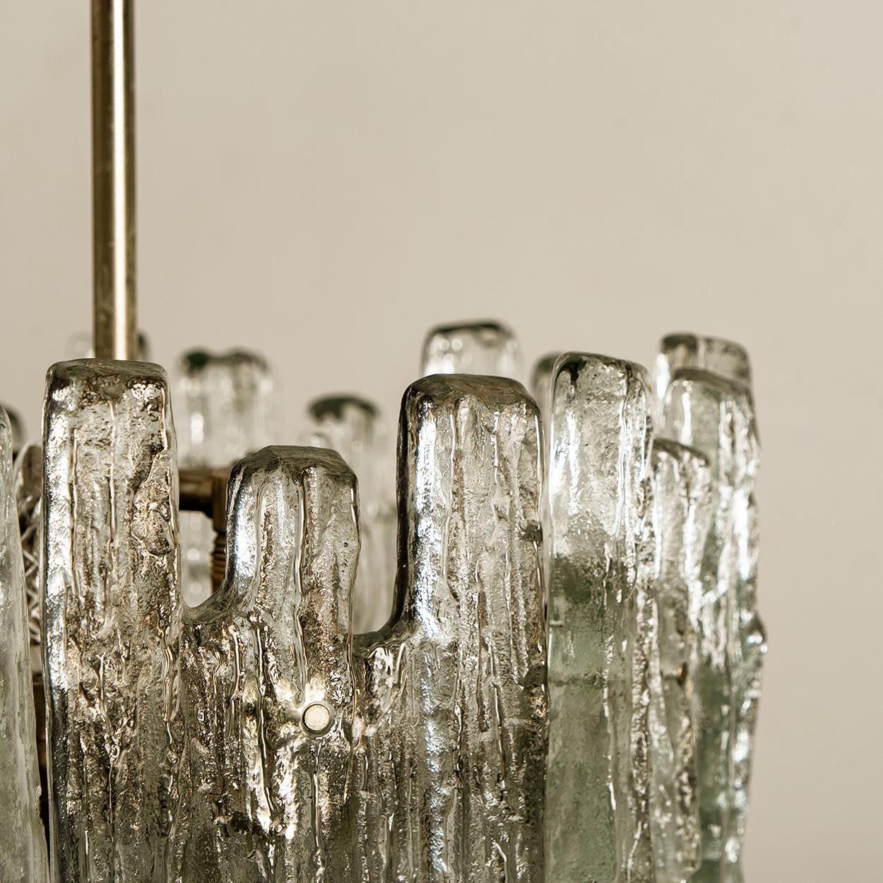 Paire de grands lustres modernes en verre de glace chromé à trois étages, par J.T. Kalmar en vente 9