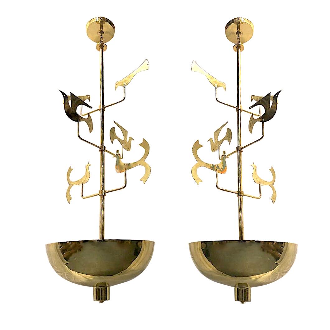 Coppia di lampadari italiani degli anni '60 circa in bronzo lucido con disegno di uccello sul corpo e 8 luci Edison interne. Venduto singolarmente.

Misure:
Diametro: 27