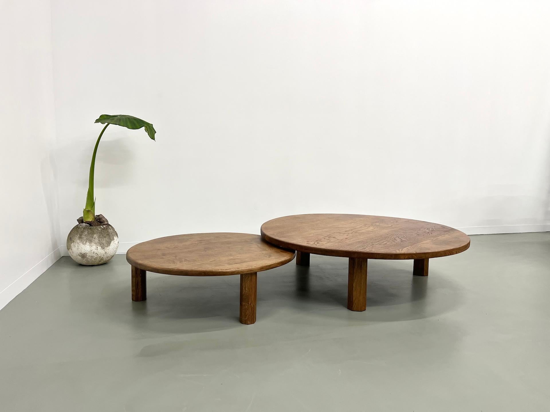 Pair of large modernist tripod french coffee tables in oak In Good Condition For Sale In LYON, FR