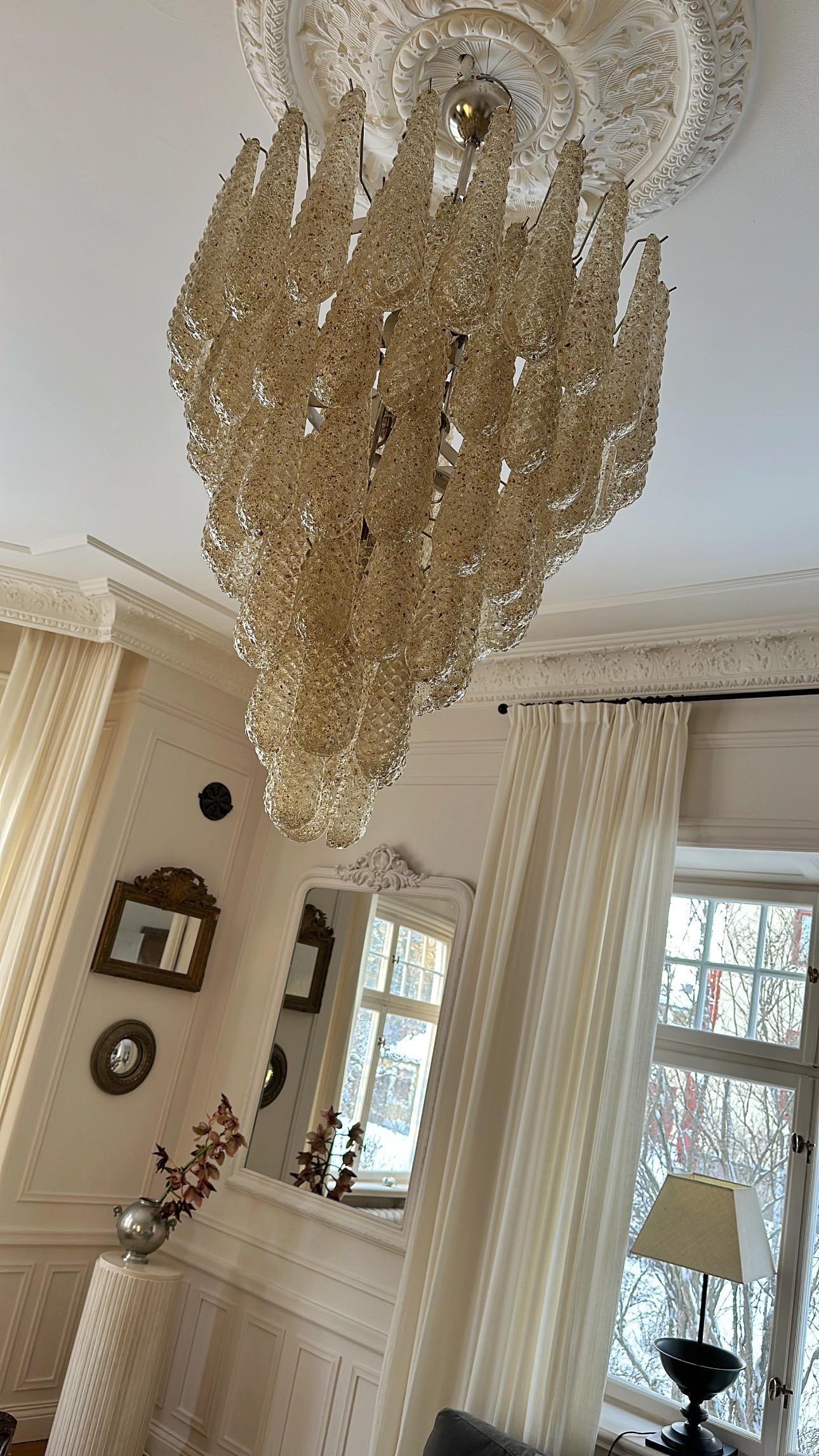 Coppia di grandi lampadari di Murano nello stile di Venini in tonalità ambra. in vendita 3