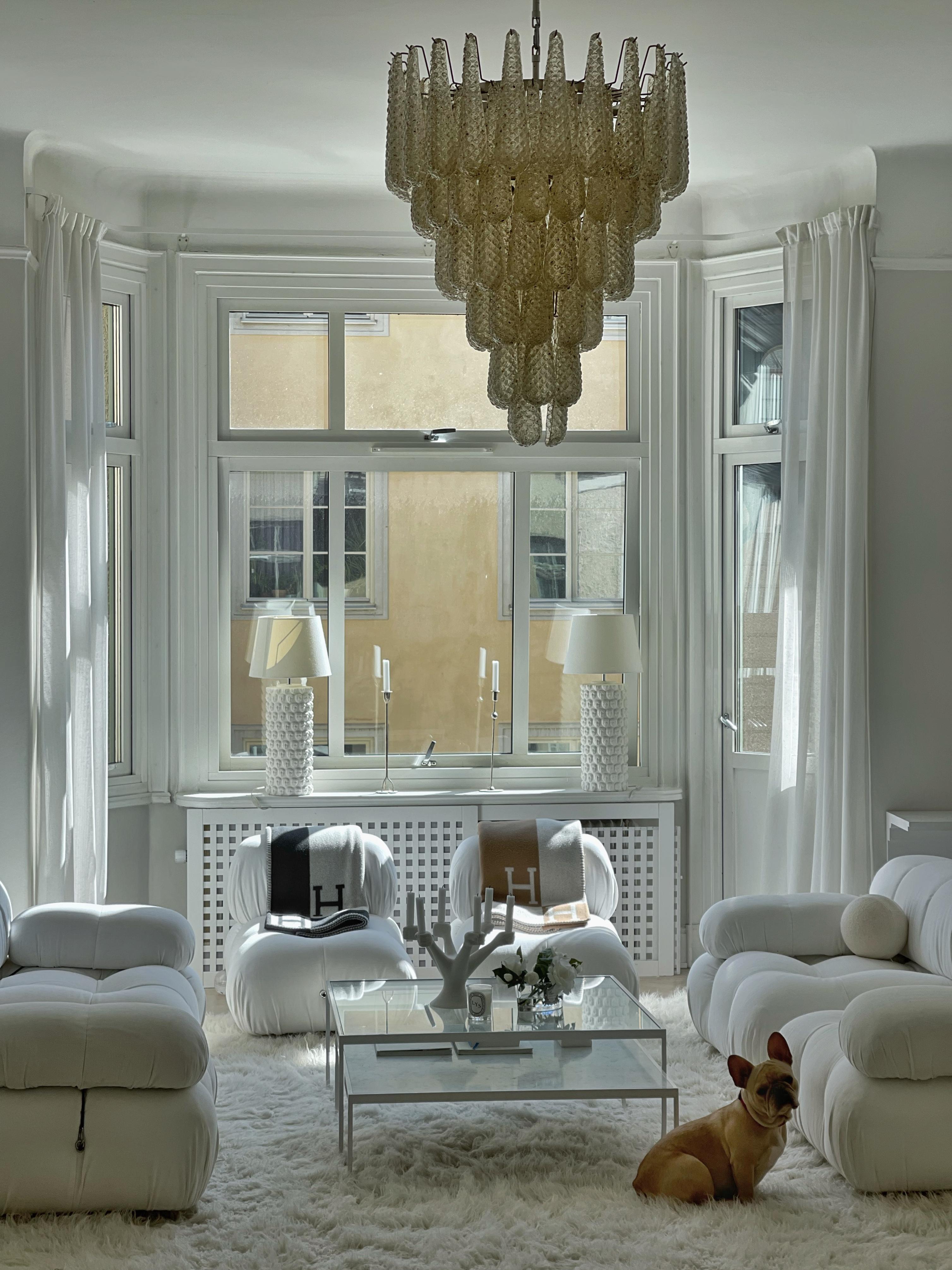 Mid-Century moderno Coppia di grandi lampadari di Murano nello stile di Venini in tonalità ambra. in vendita